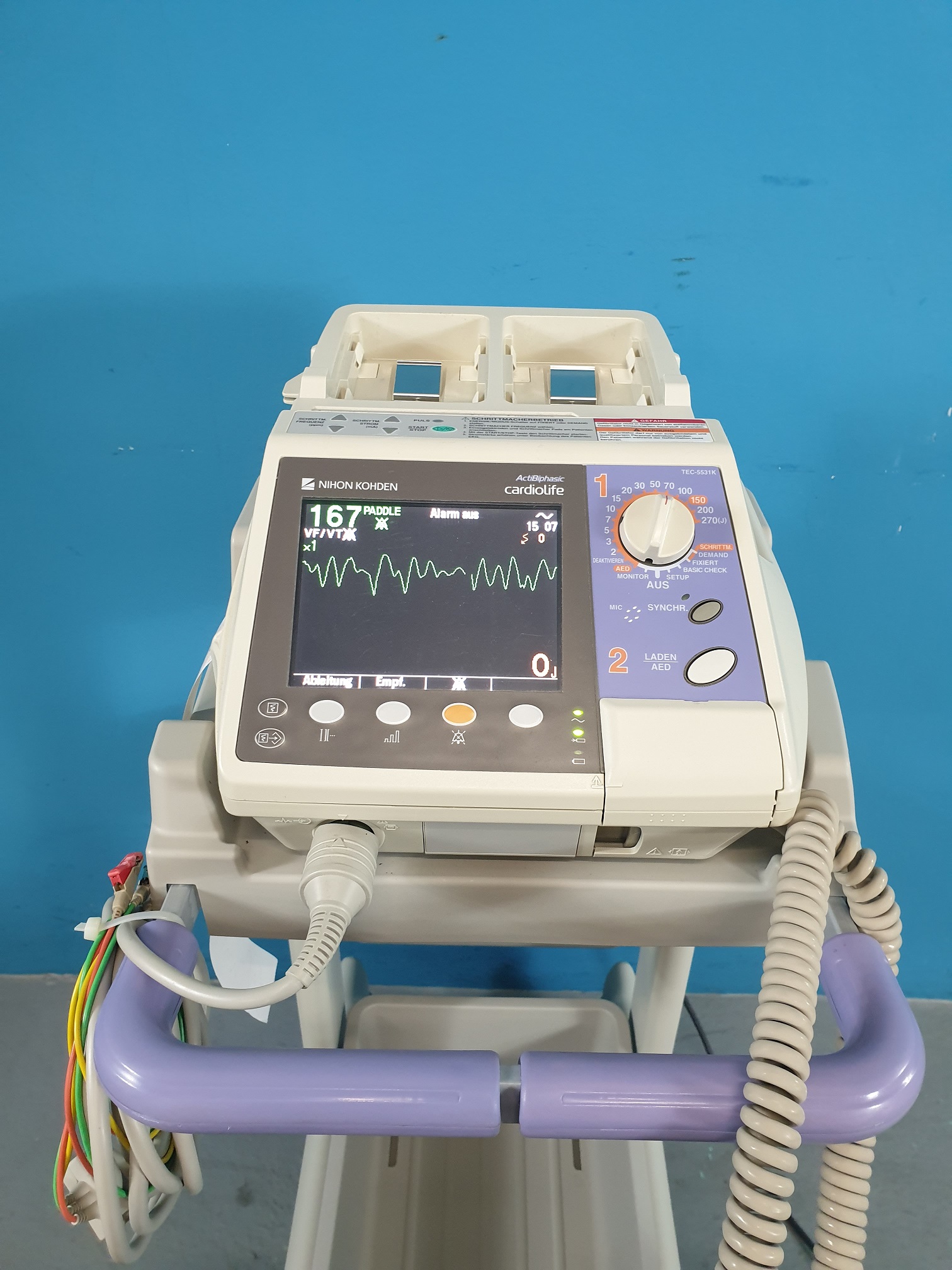 NIHON KOHDEN CARDIOLIFE ACTI BIPHASIC Defibrilator auf fahrbarem Gestell thumbnail 3