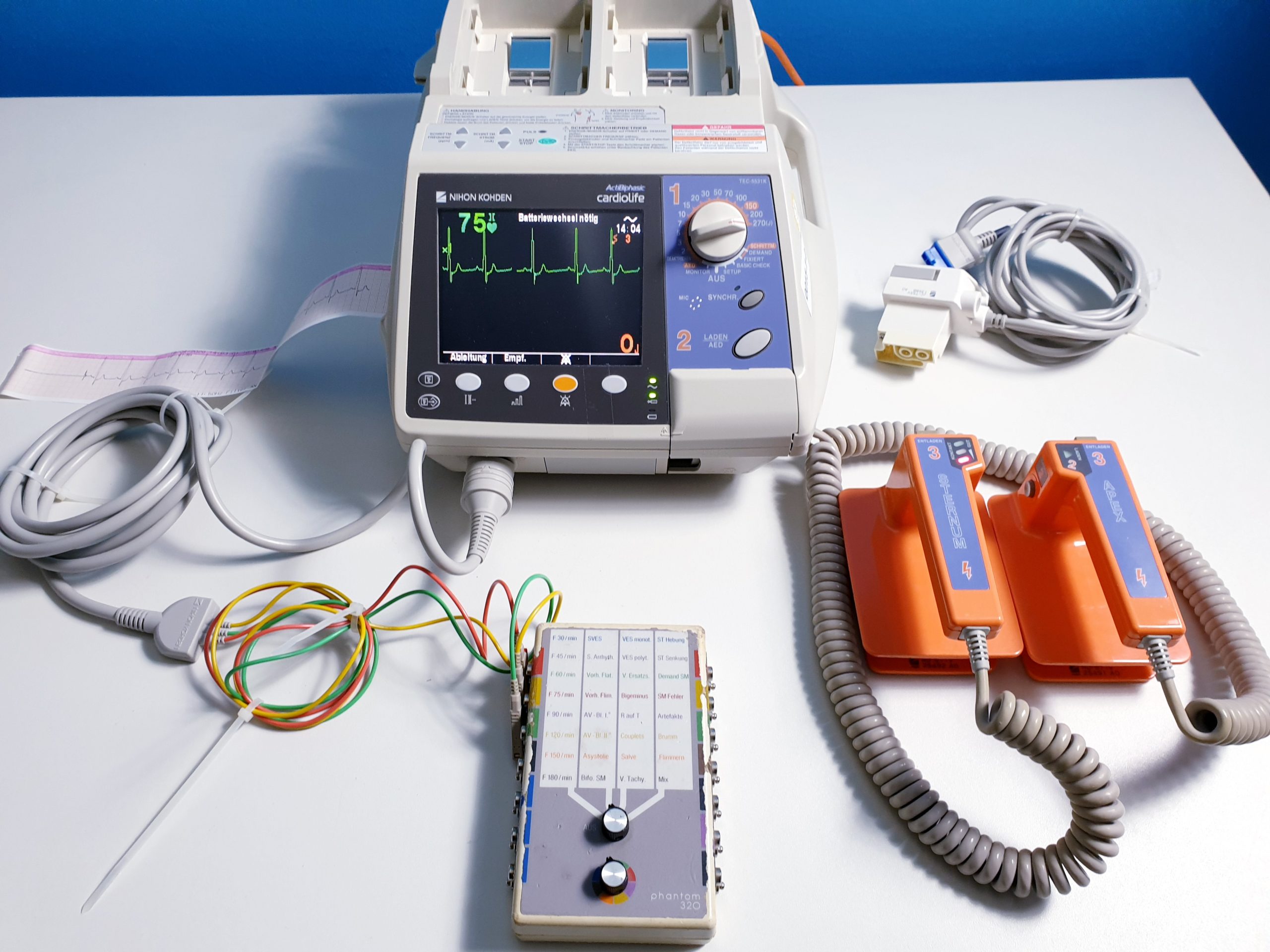 NIHON KOHDEN CARDIOLIFE ACTI BIPHASIC Defibrilator — image 1 of 3