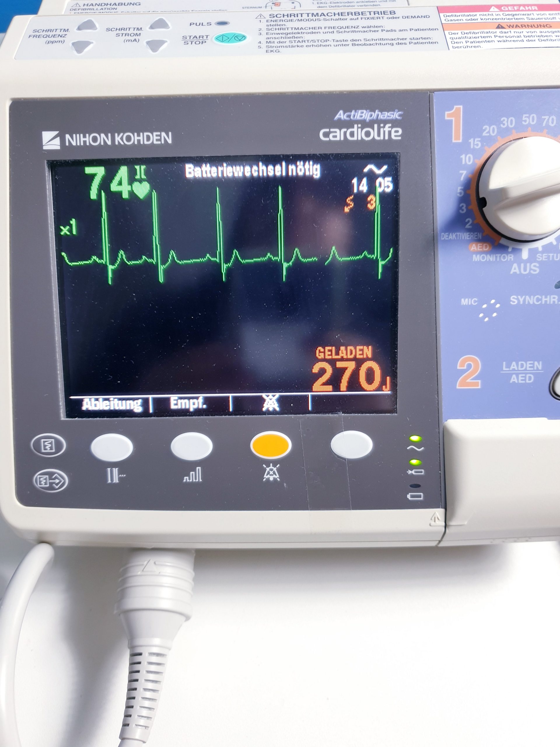 NIHON KOHDEN CARDIOLIFE ACTI BIPHASIC Defibrilator thumbnail 2