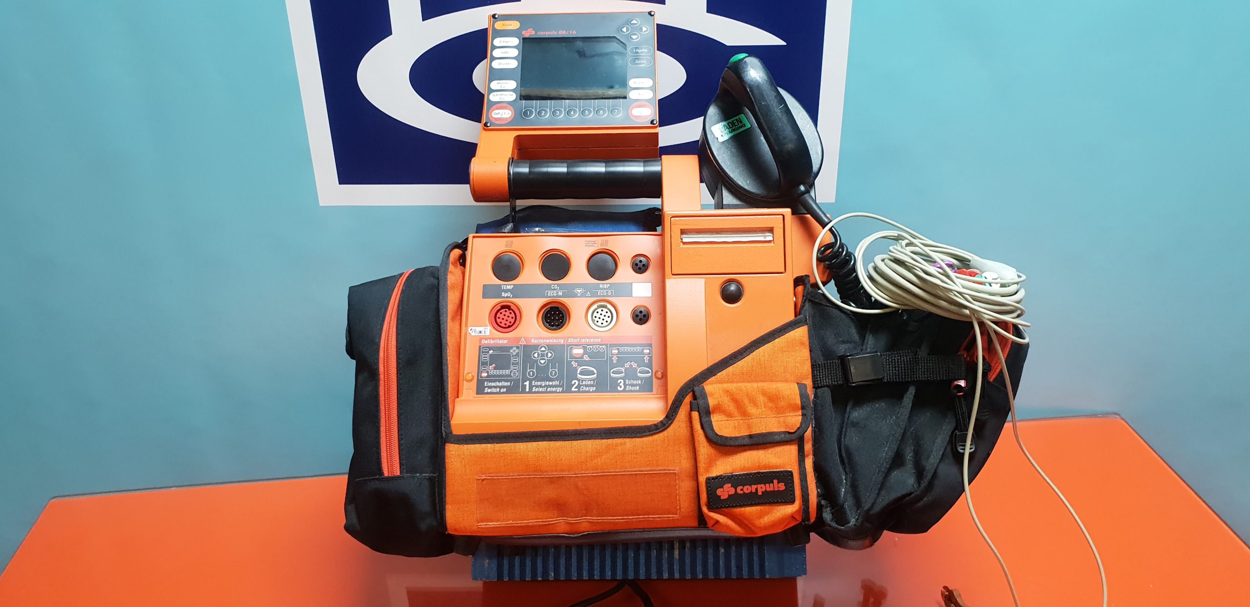 G.Stemple Corpuls 08/16 incl. Ladestation Defibrilator — image 1 of 4