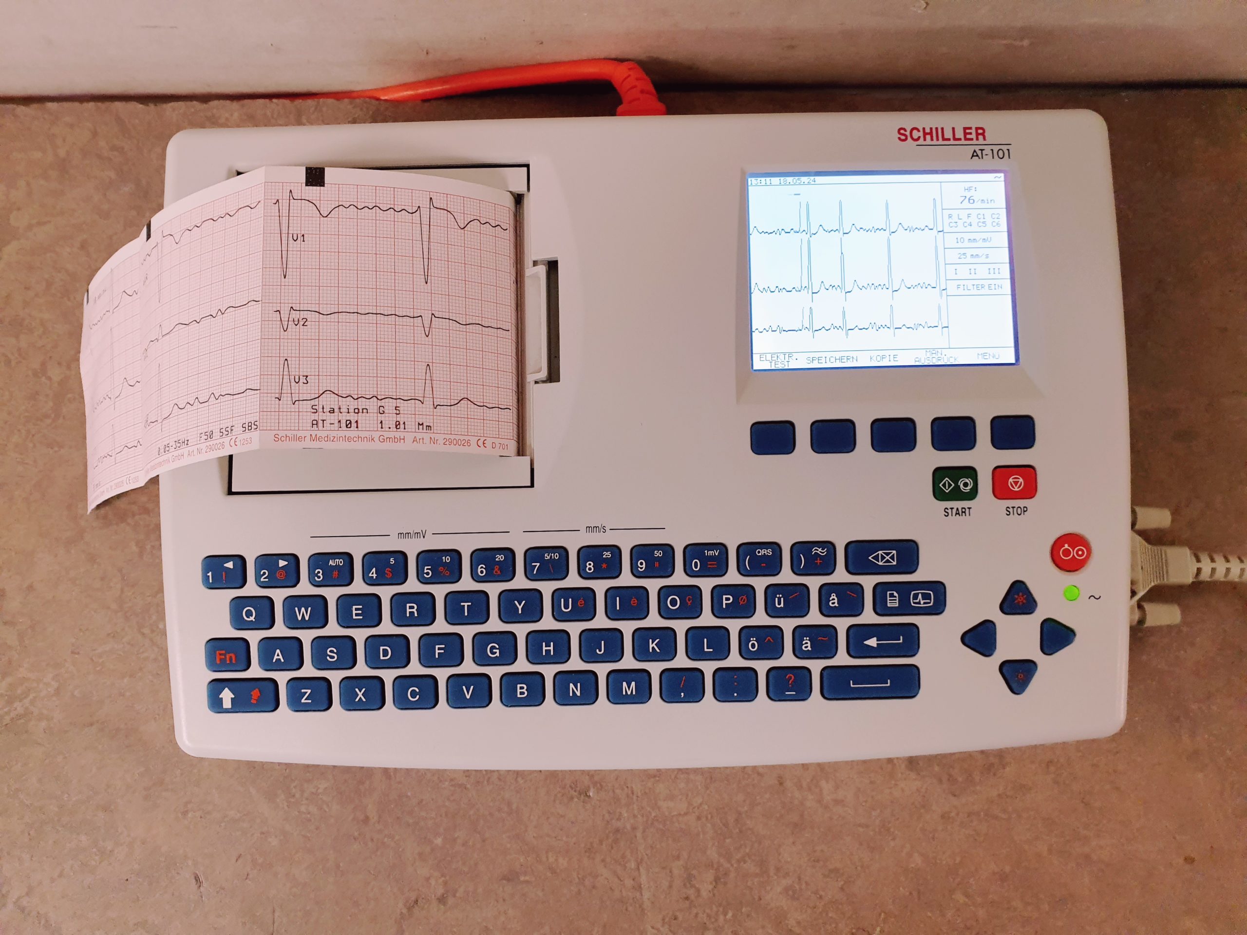 Schiller AT-101 // AT 101 EKG 12 Kanal Gerät mit LCD Display , Patientenkabel — image 1 of 10