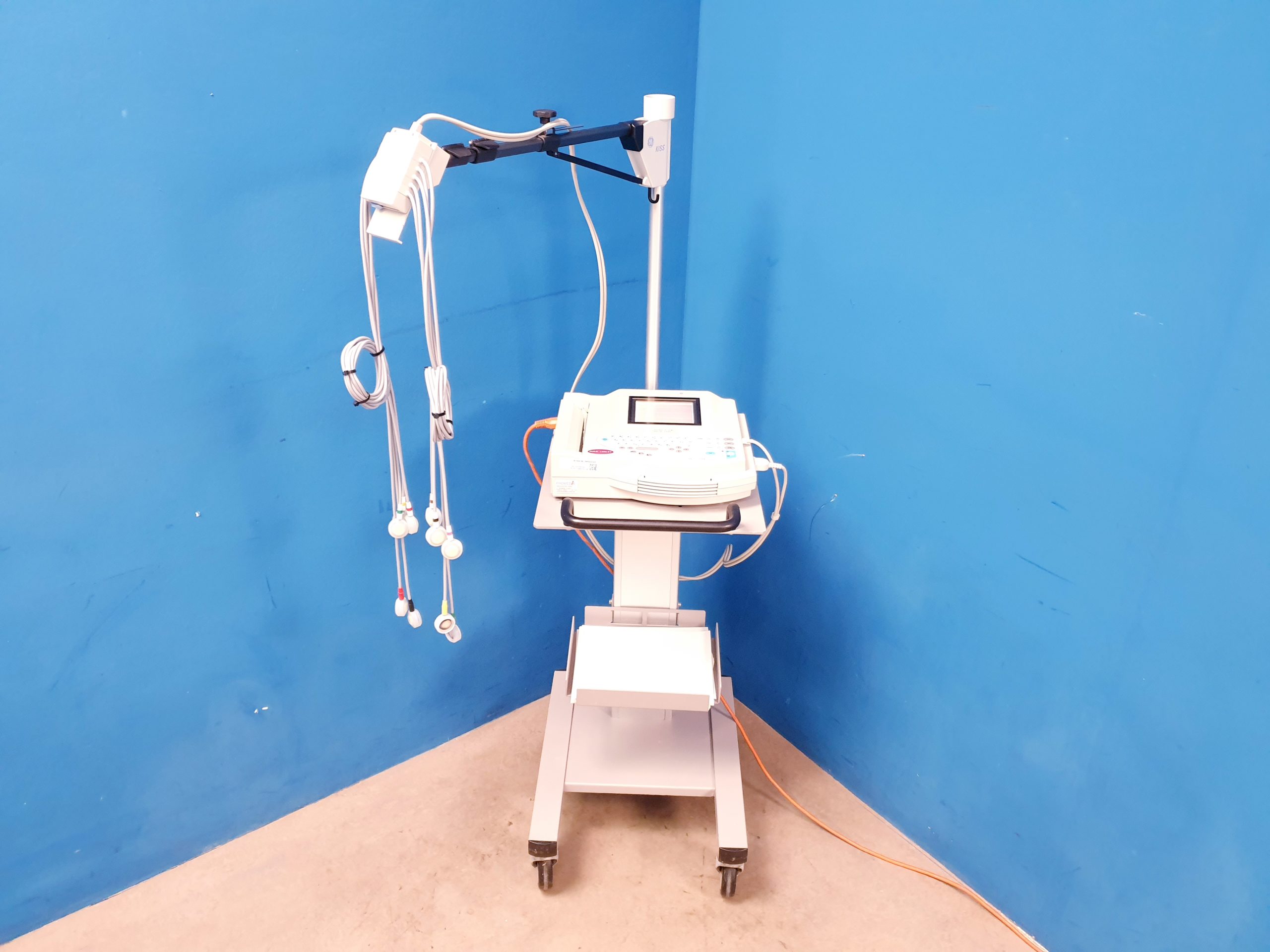 GE MAC 1200 ST 1200ST EKG Gerät mit Sauganlage auf fahrbarem Gestell — image 1 of 1