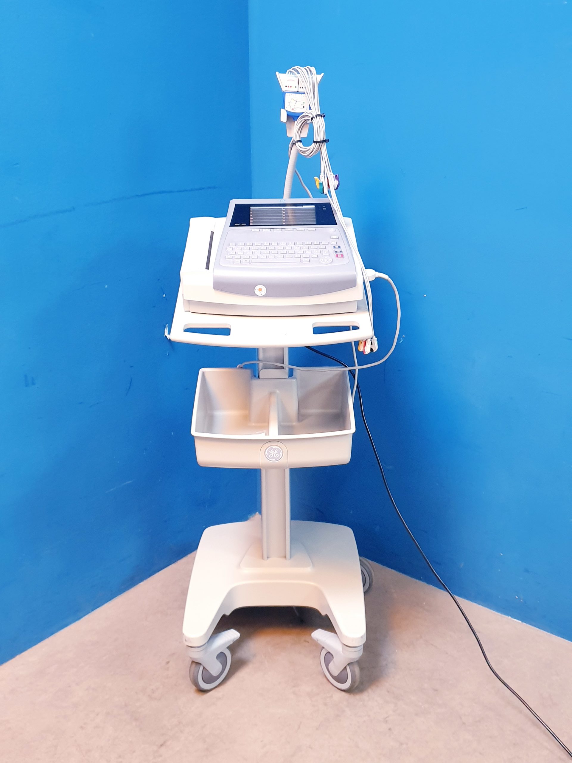 Ge Mac 1600 MAC1600 EKG Gerät mit Gerätewagen mit Kabelarmhalterung — image 1 of 18
