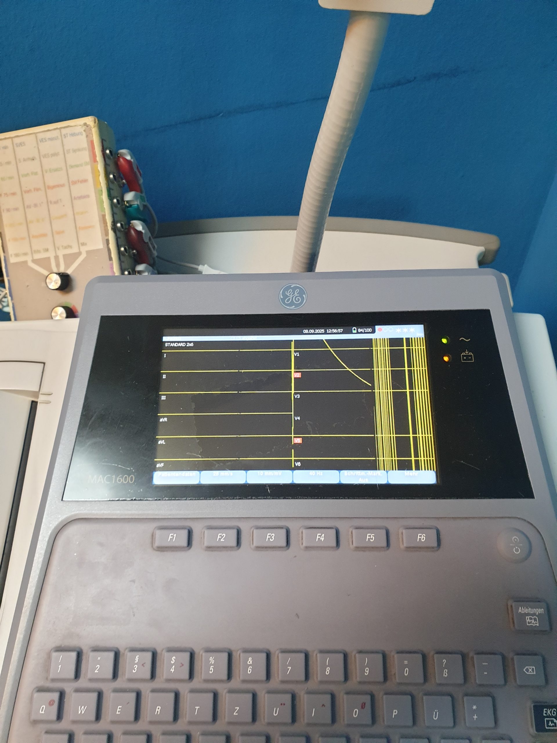 Ge Mac 1600 MAC1600 EKG Gerät mit Gerätewagen mit Kabelarmhalterung thumbnail 6