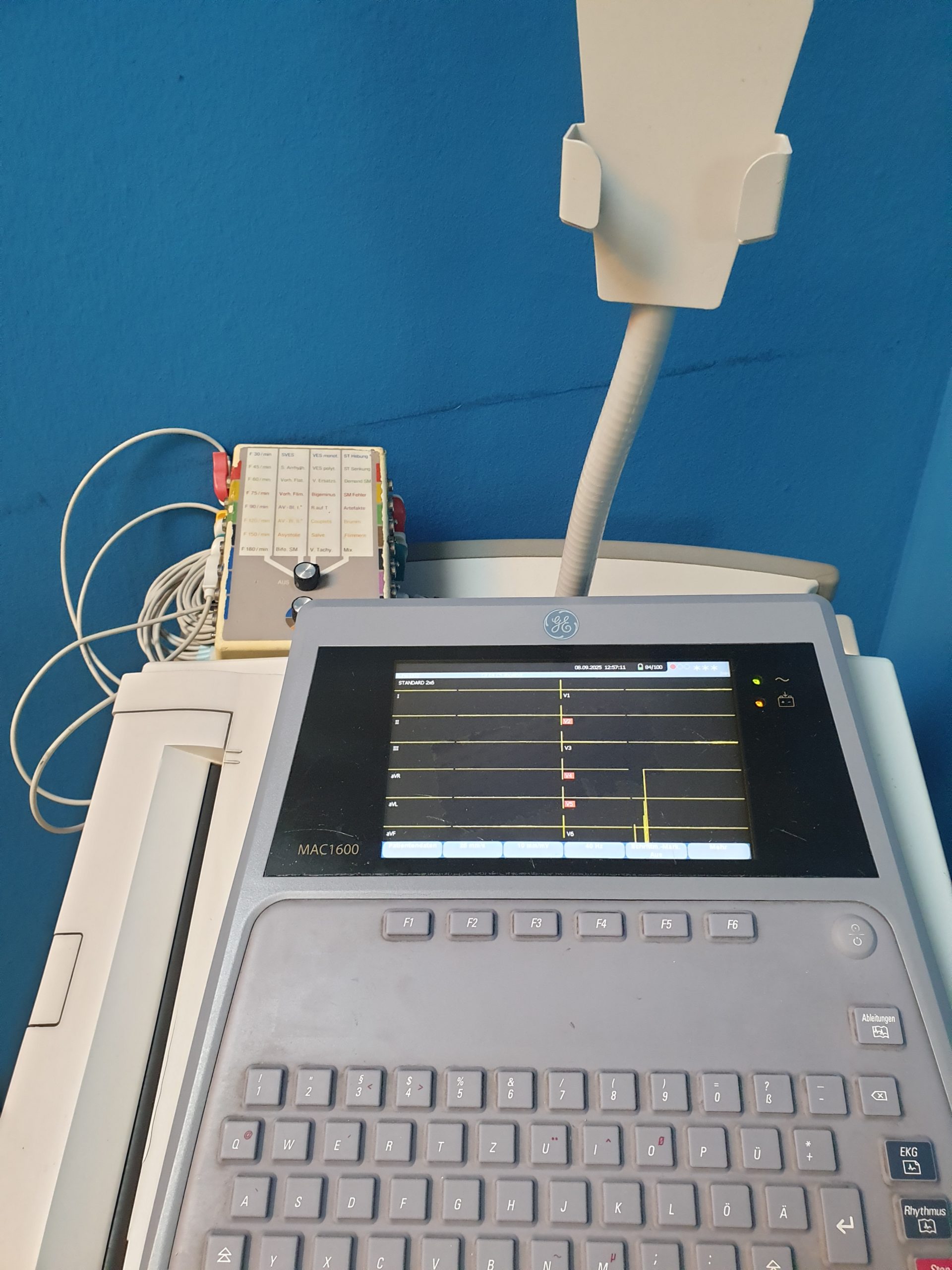 Ge Mac 1600 MAC1600 EKG Gerät mit Gerätewagen mit Kabelarmhalterung thumbnail 8