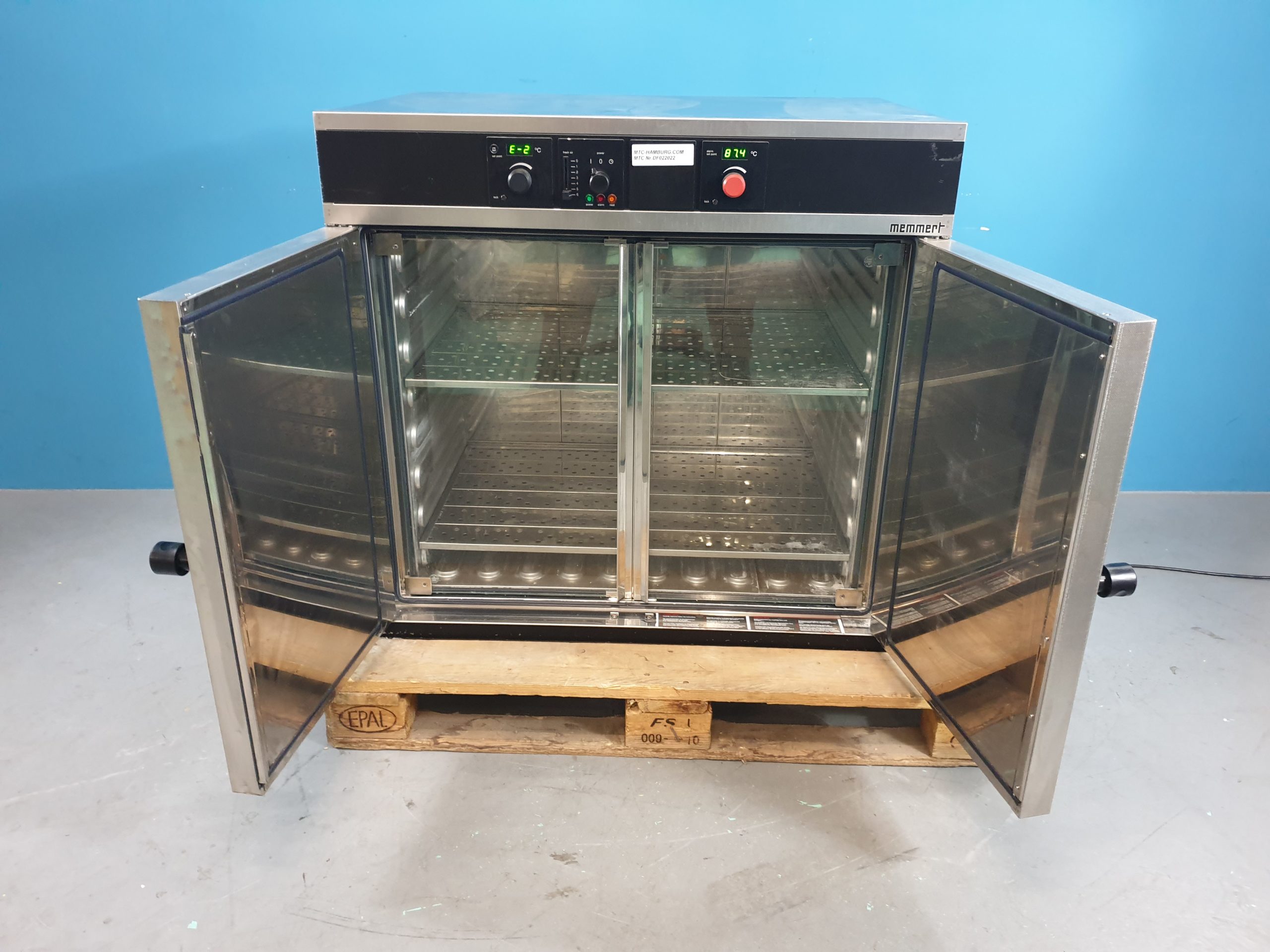 Memmert BE 600 // BE600 Incubator Brutschrank Wärmeschrank 256 L 70 °C — image 1 of 8