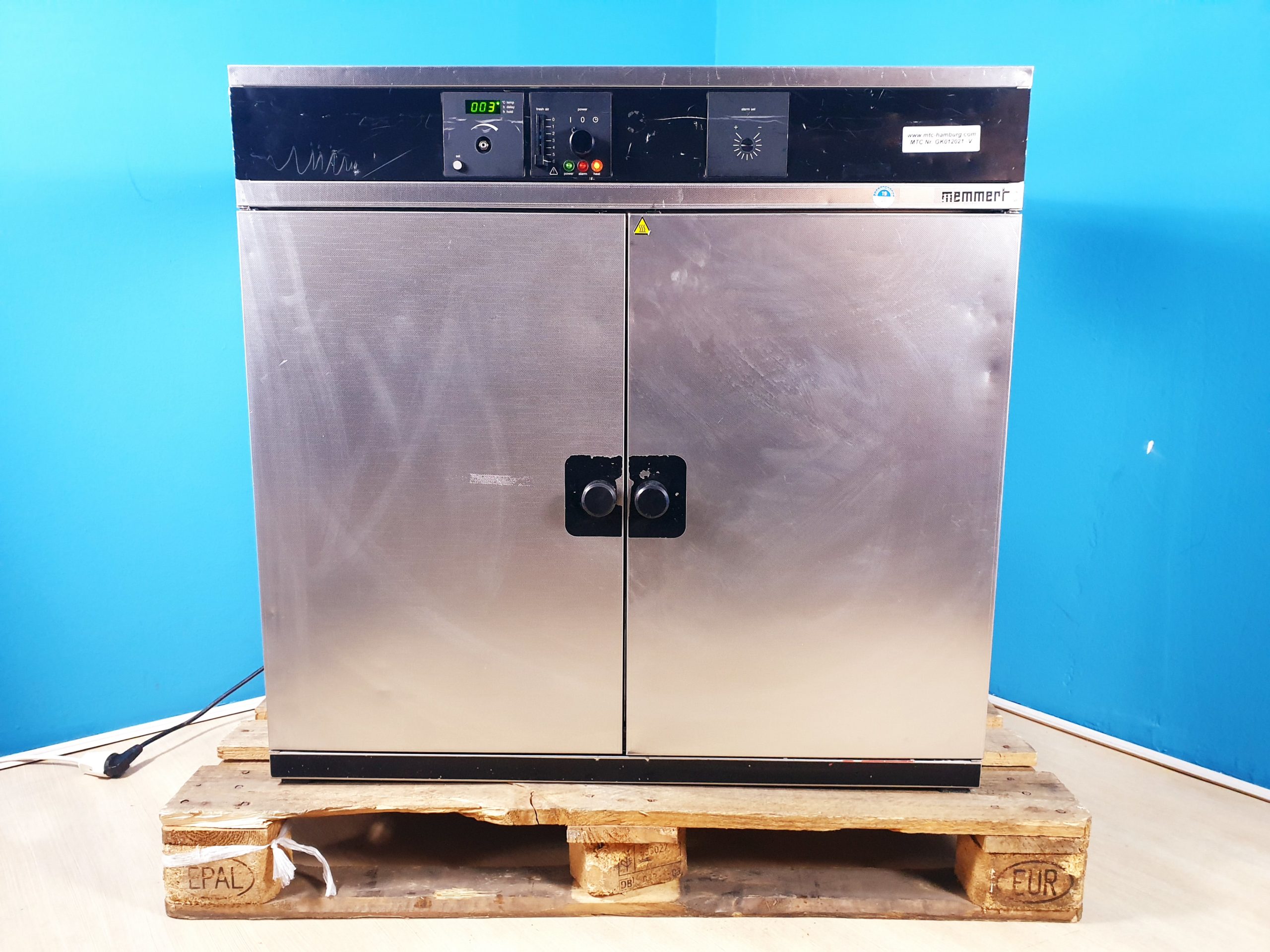 Memmert ULE 600 // ULE600 Wärmeschrank — image 1 of 6