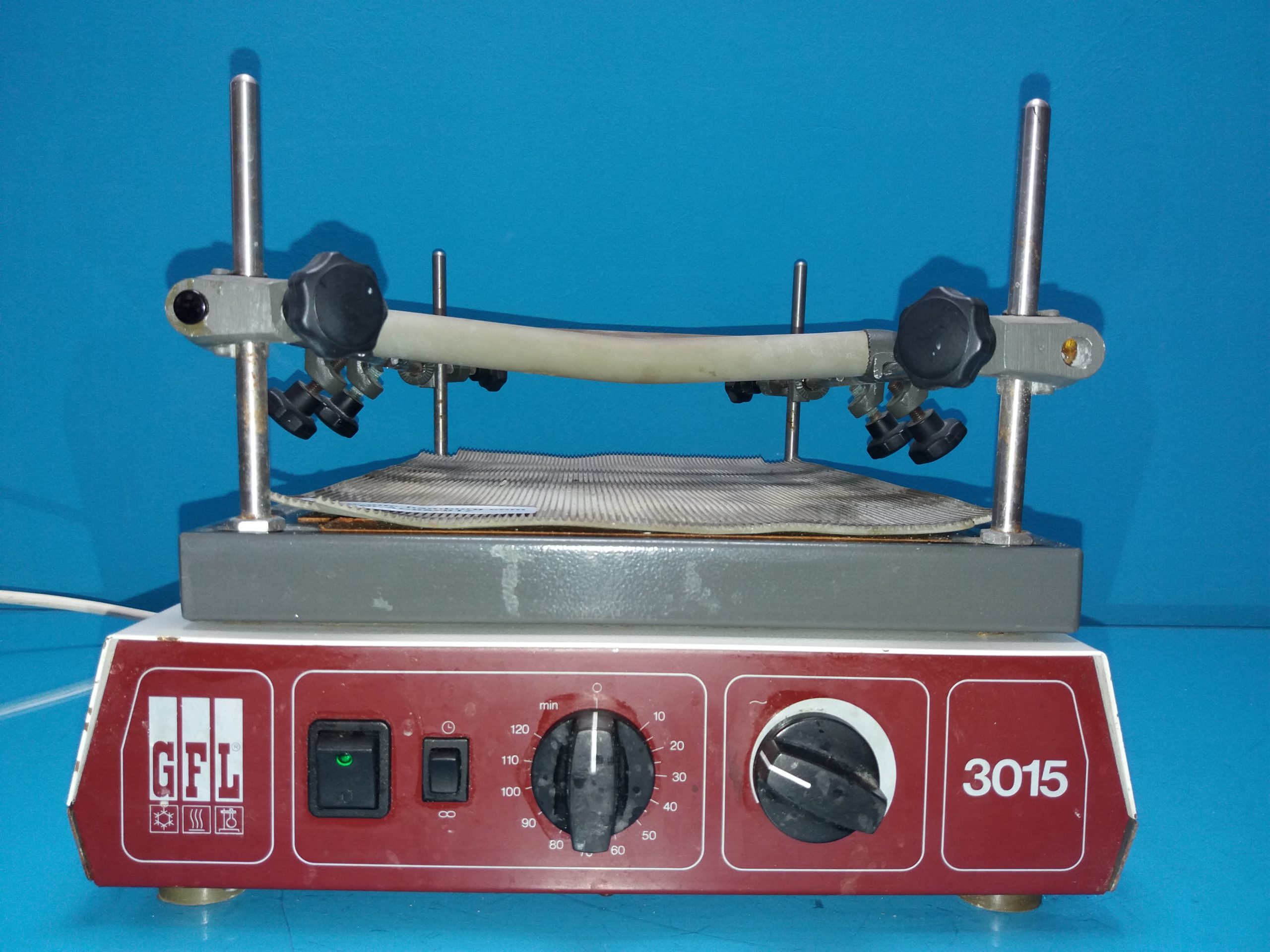 GFL 3015 Schüttelapparat, Schüttelplatte Beiheizbar mit Timer — image 1 of 6