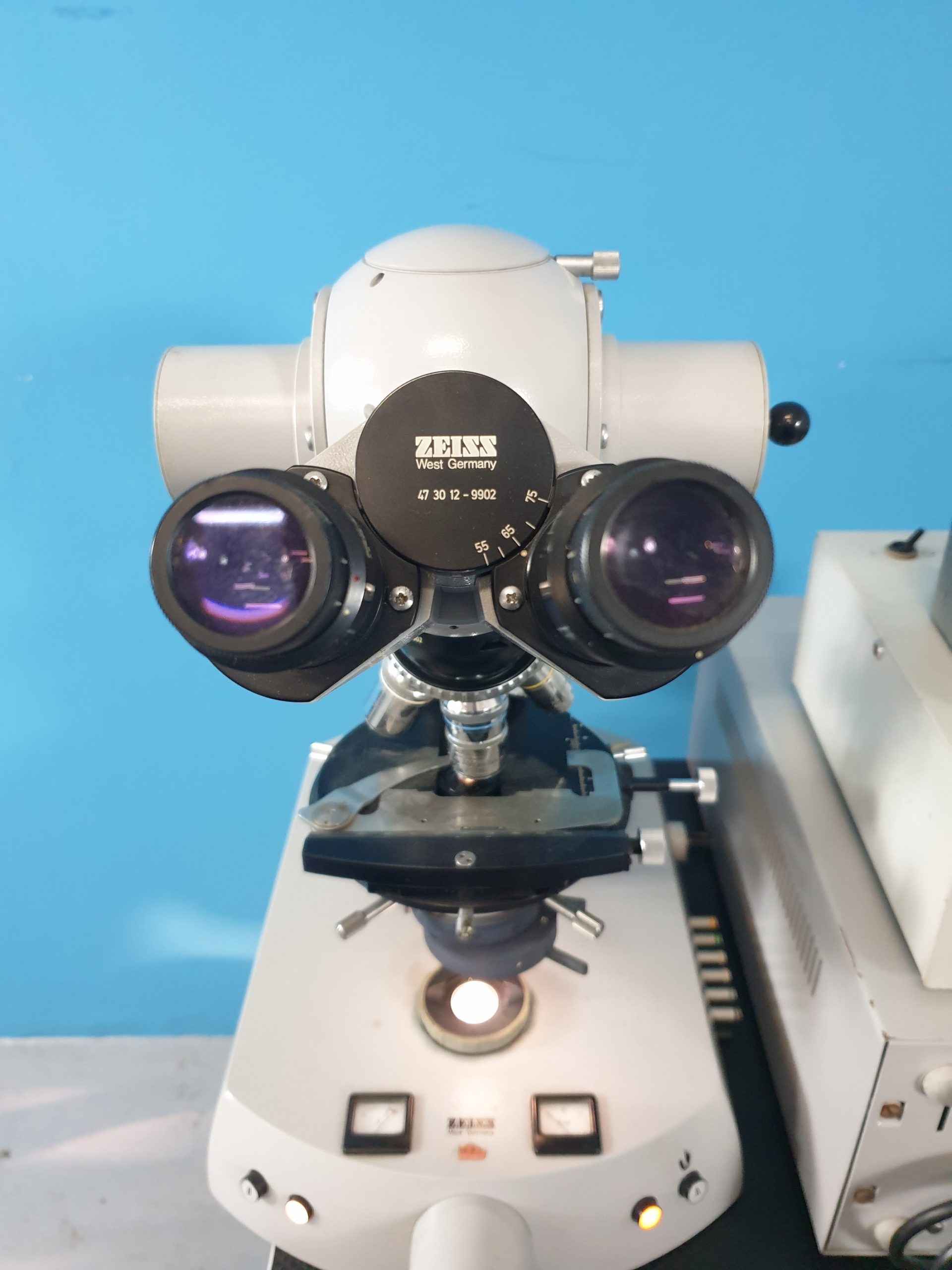 Zeiss Mikroskop 47 30 12 -9902 + 47 31 59-9902 + 47 20 83, … — image 1 of 11