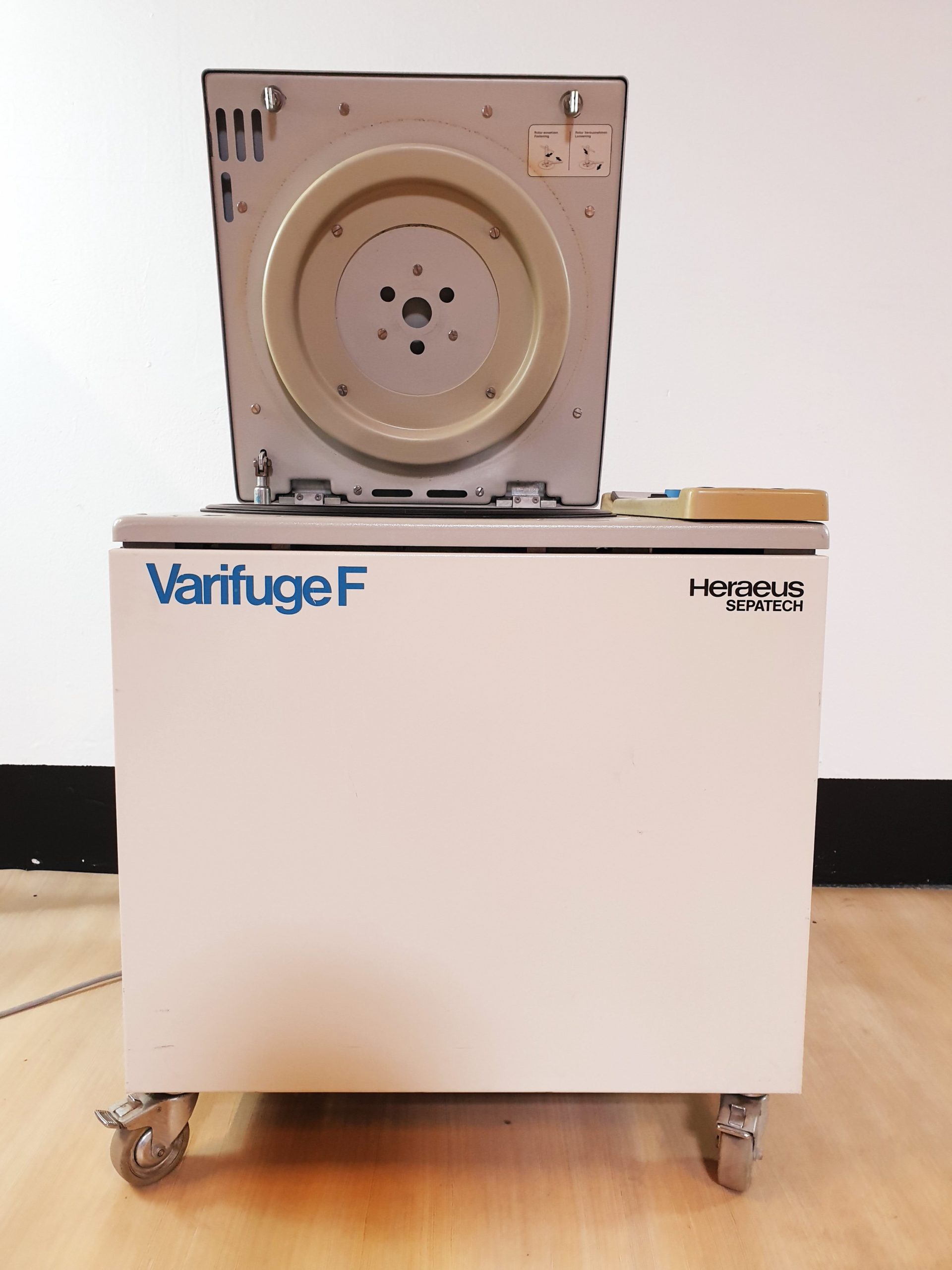 HERAEUS SEPATECH VARIFUGE F Kühlzentrifuge mit Rotor — image 1 of 7