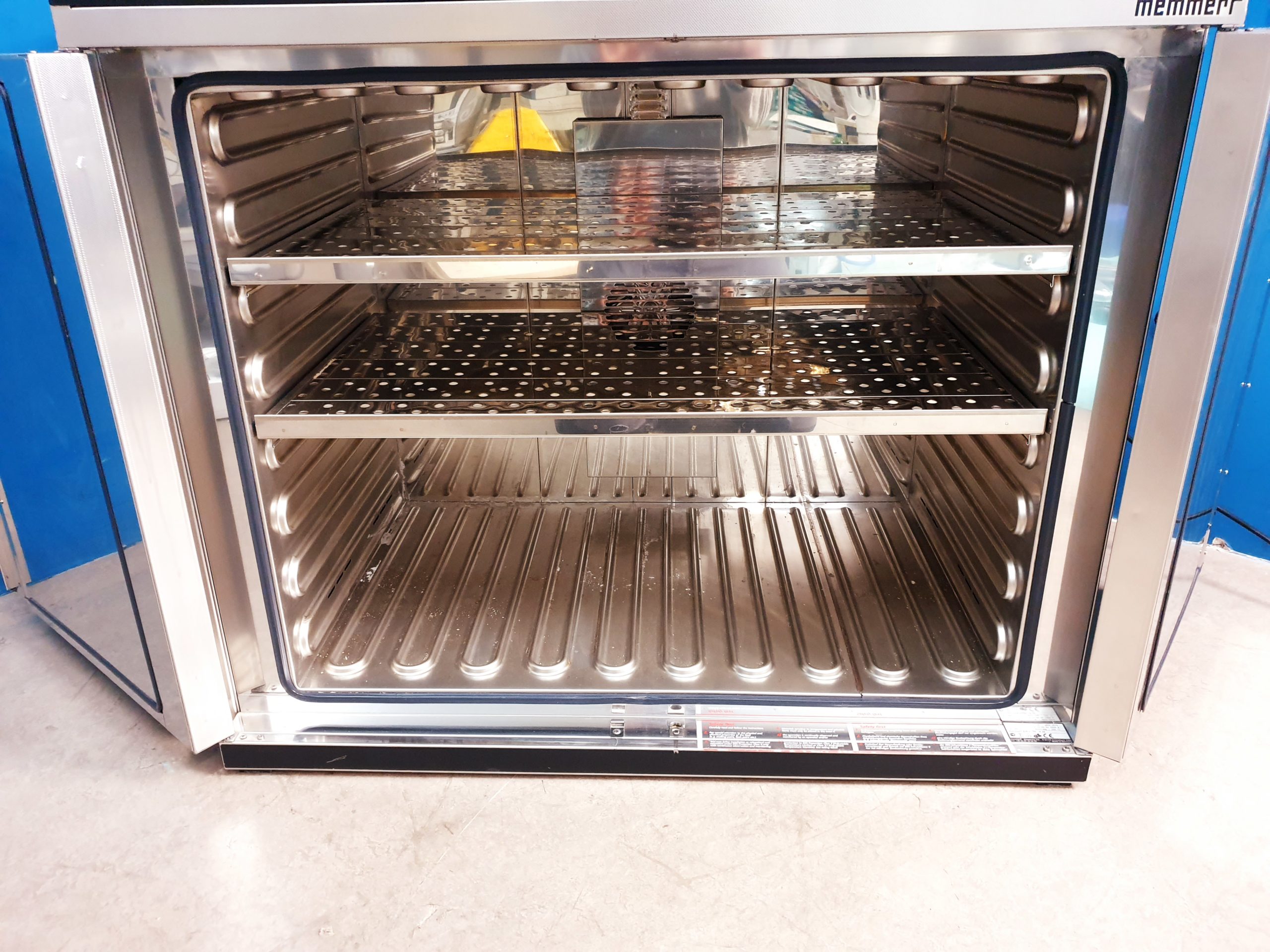Memmert UNP 600 Incubator Wärmeschrank 250°C 256L Volumen — image 1 of 2