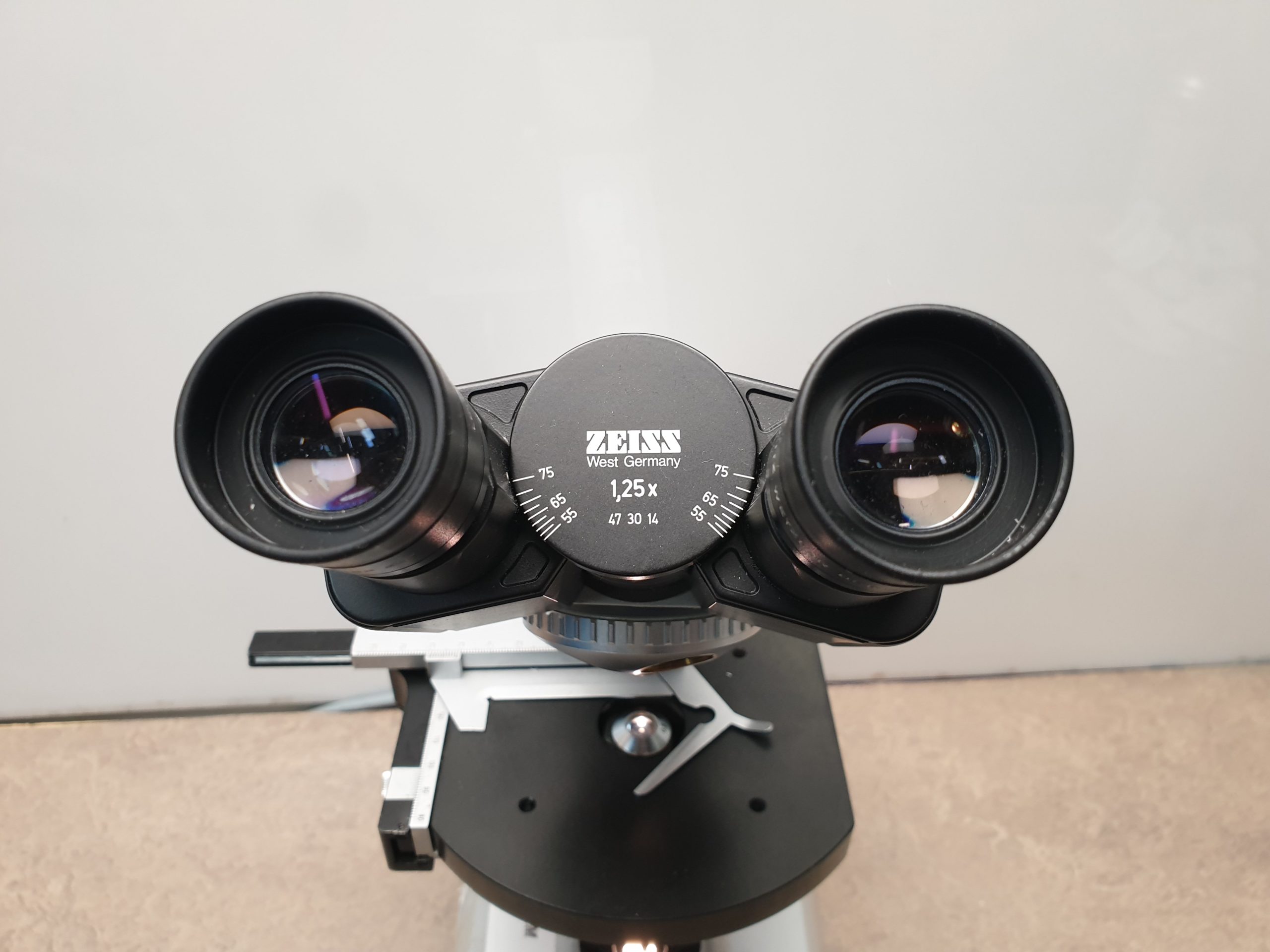 Zeiss Miktoskop Ohne Obkjektive + 2 Okkulare — image 1 of 7