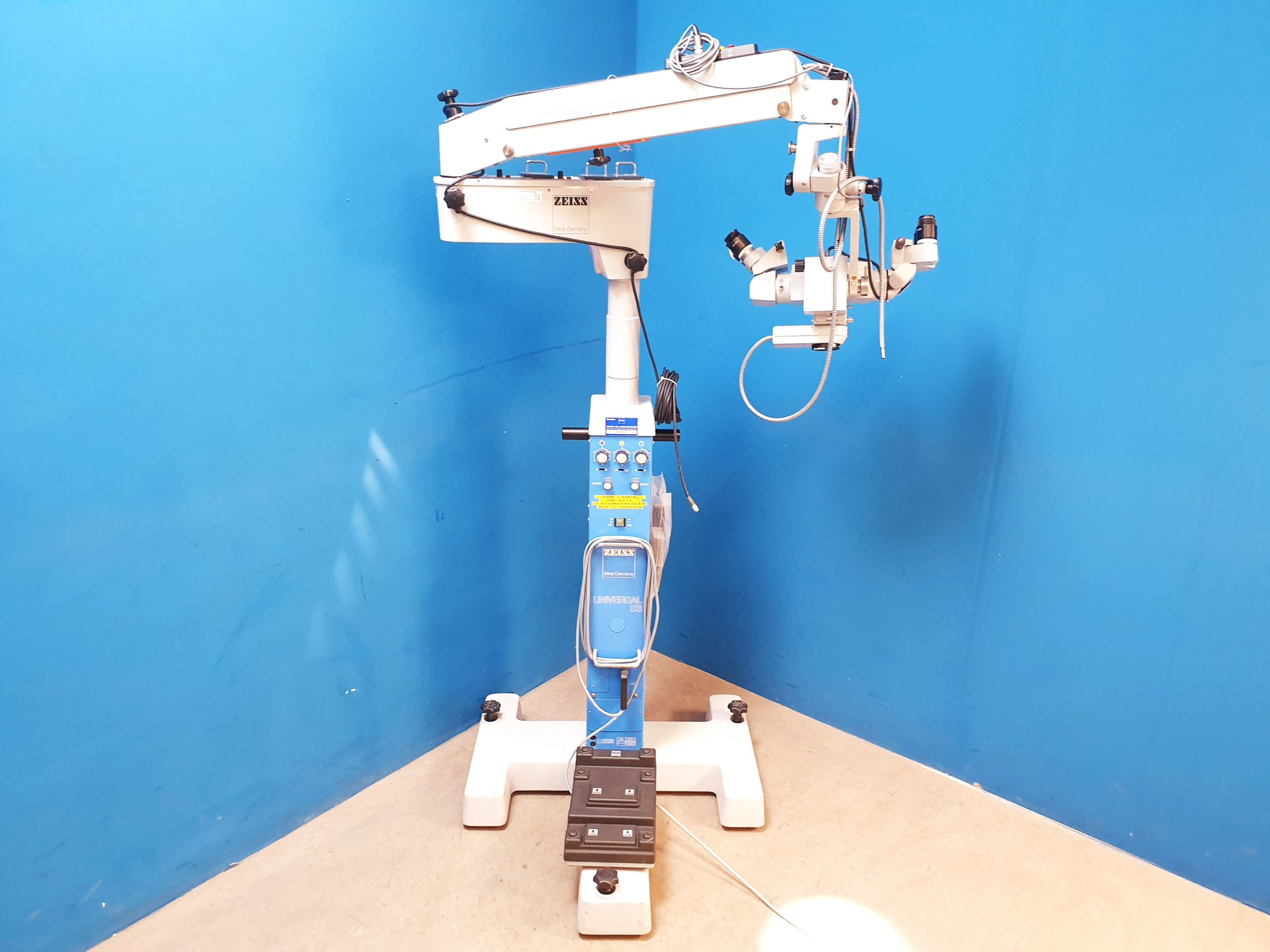 Carl Zeiss Opmi MD auf S3 Stativ – mit mitbeobachter — image 1 of 22
