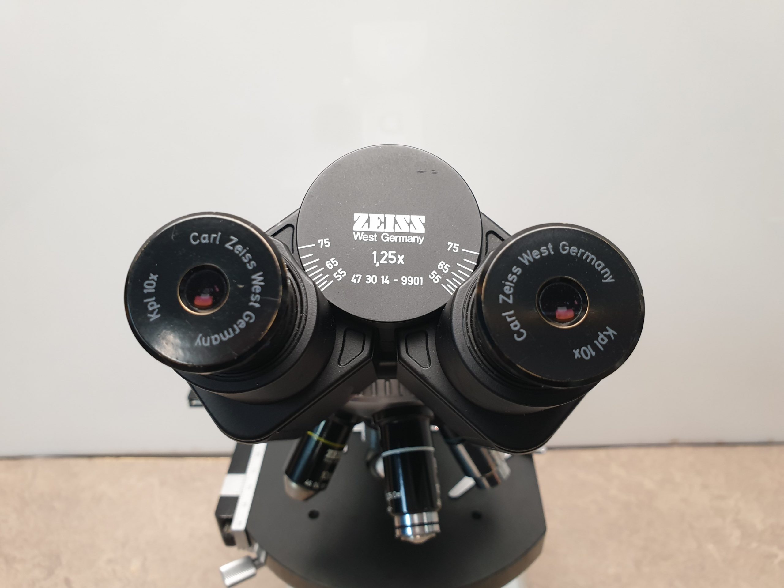 Karl Zeiss 4670 65 – Mikroskop – Tischmikroskop — image 1 of 9