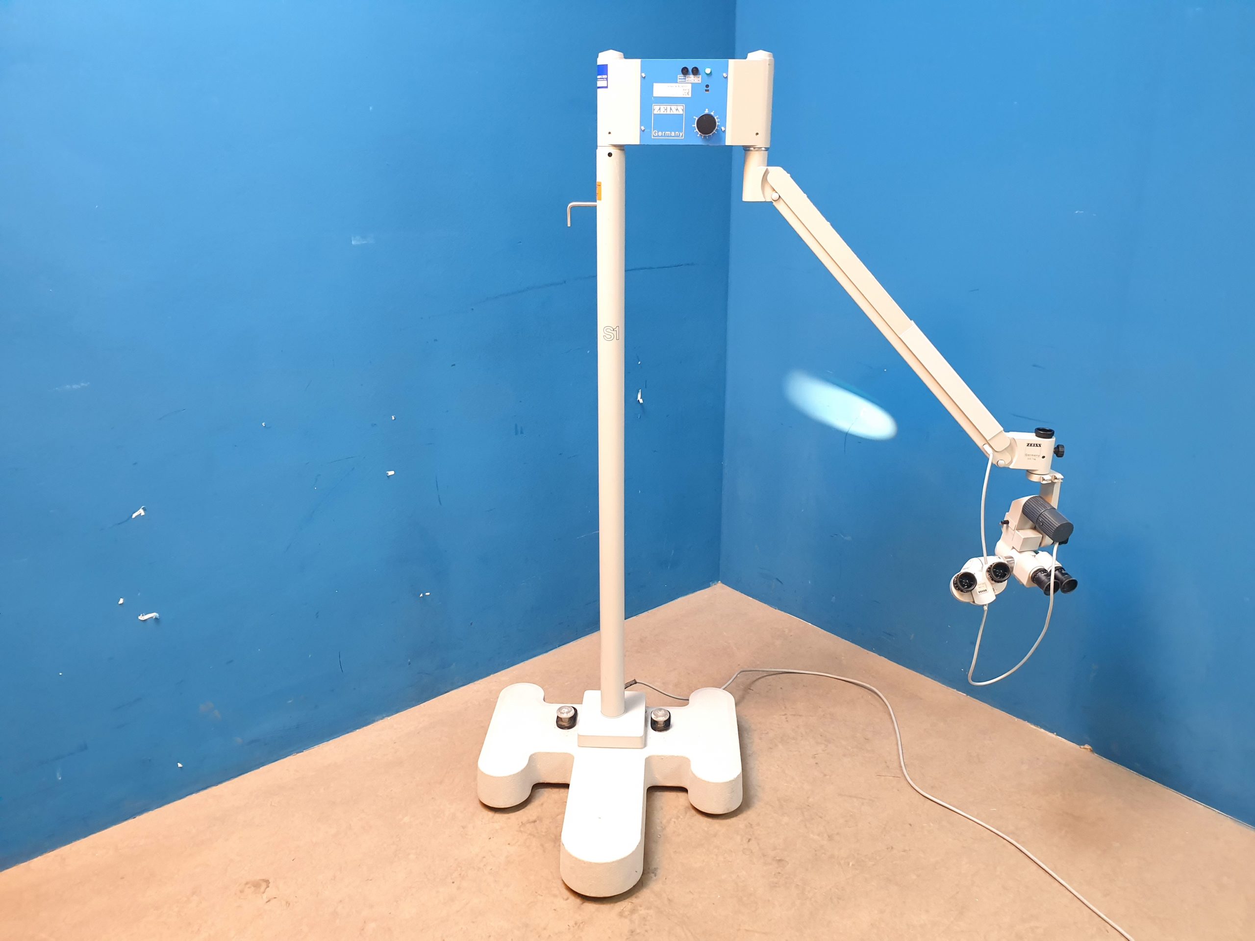 Zeiss OPMI 9 OPMI9 f=170 10x 22 B mit Beobachter – Armfederung ist beschädigt — image 1 of 13