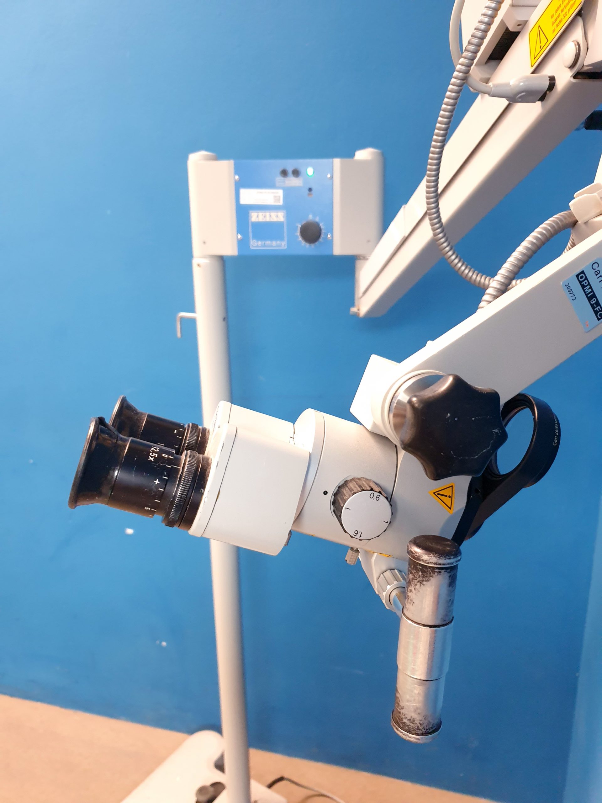 Zeiss OPMI-9-FC – f125 – 12.5 – f200 f300 auf fahrbarem Gestell thumbnail 6