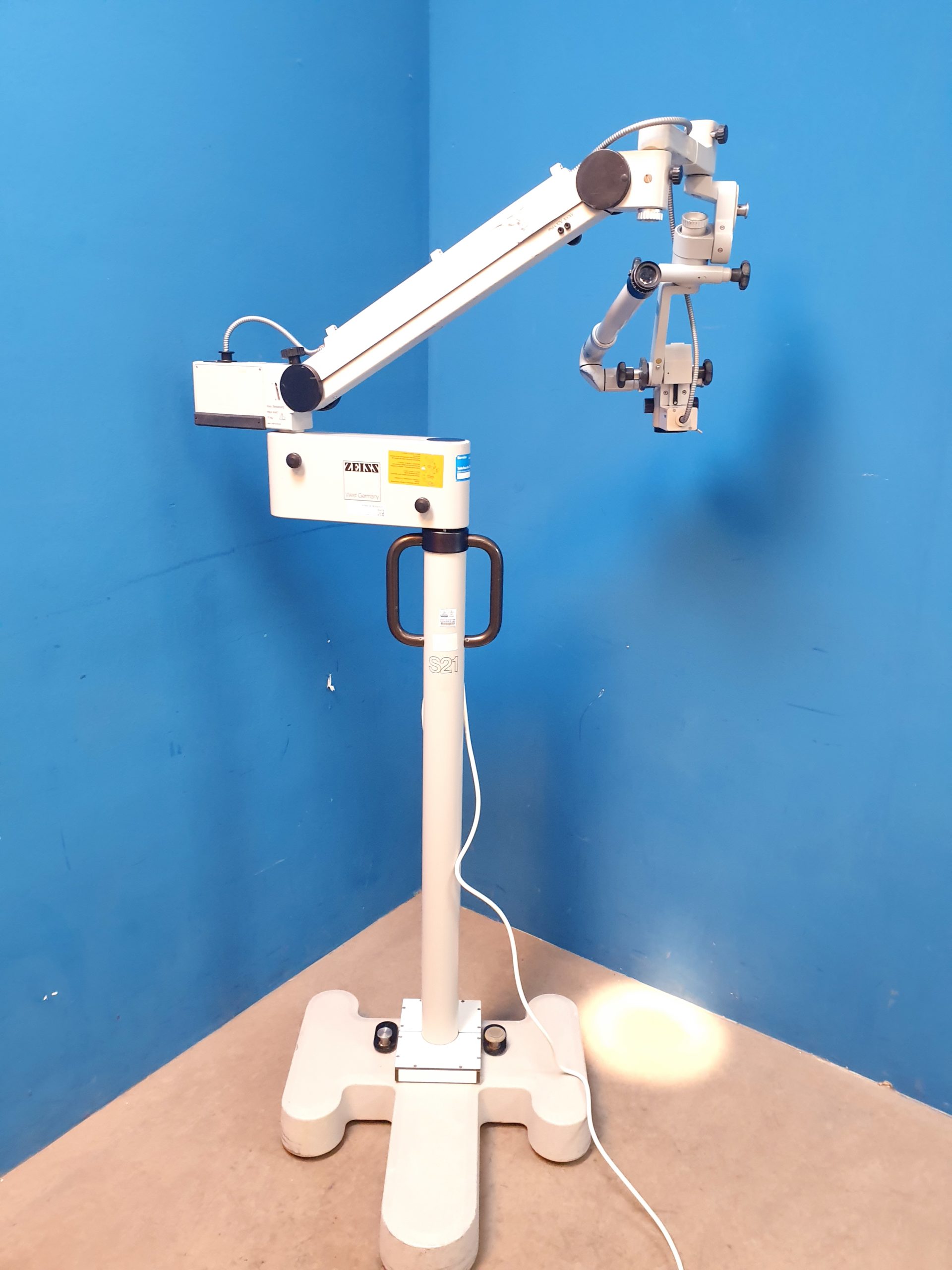 Carl Zeiss OPMI 11 OP-Mikroskop f 125 – f 250 – auf S21 Standfuß — image 1 of 1