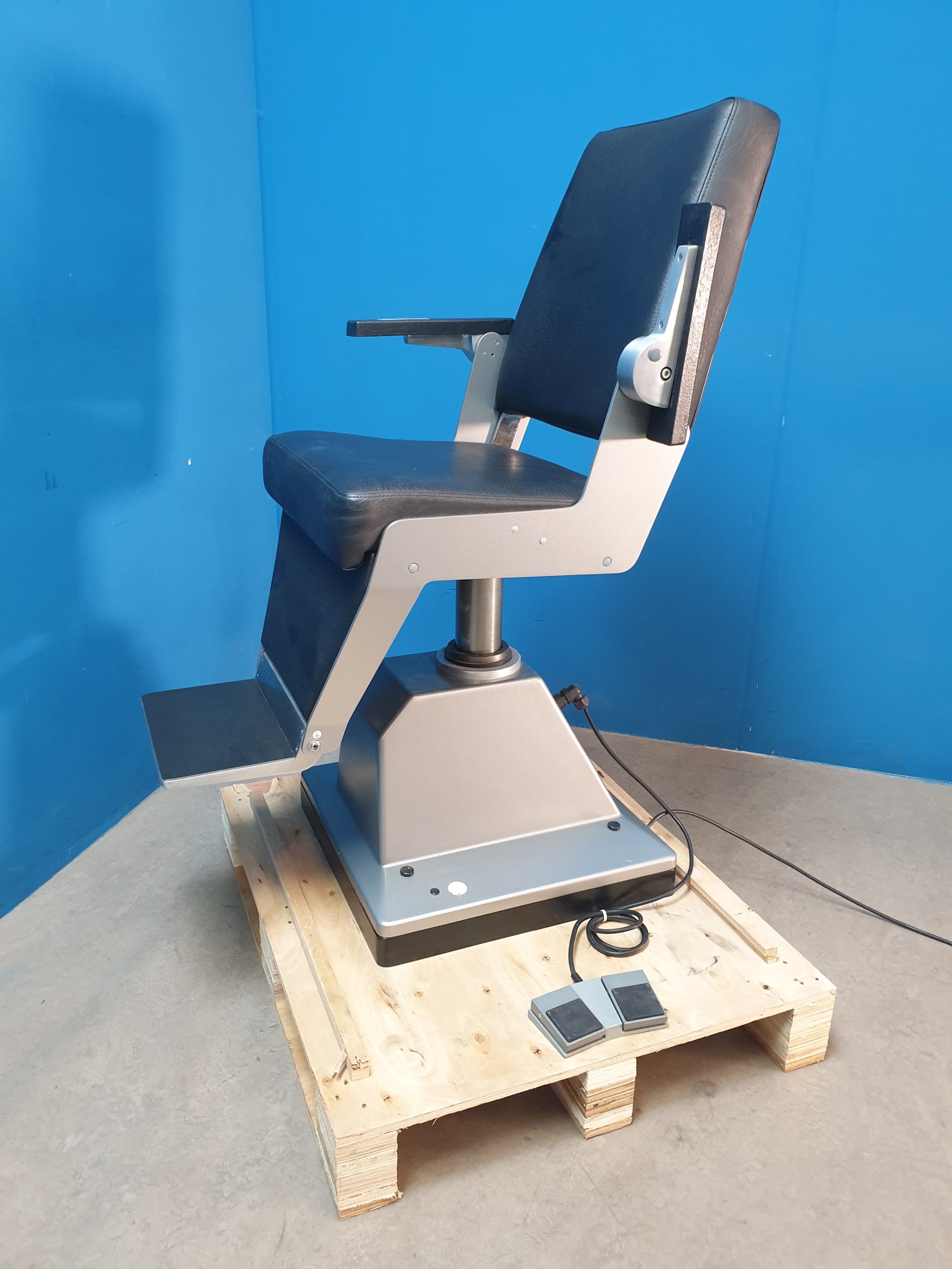 Patientenstuhl – Behandlungsstuhl – für die Ophtalmoligie – HNO; — image 1 of 6