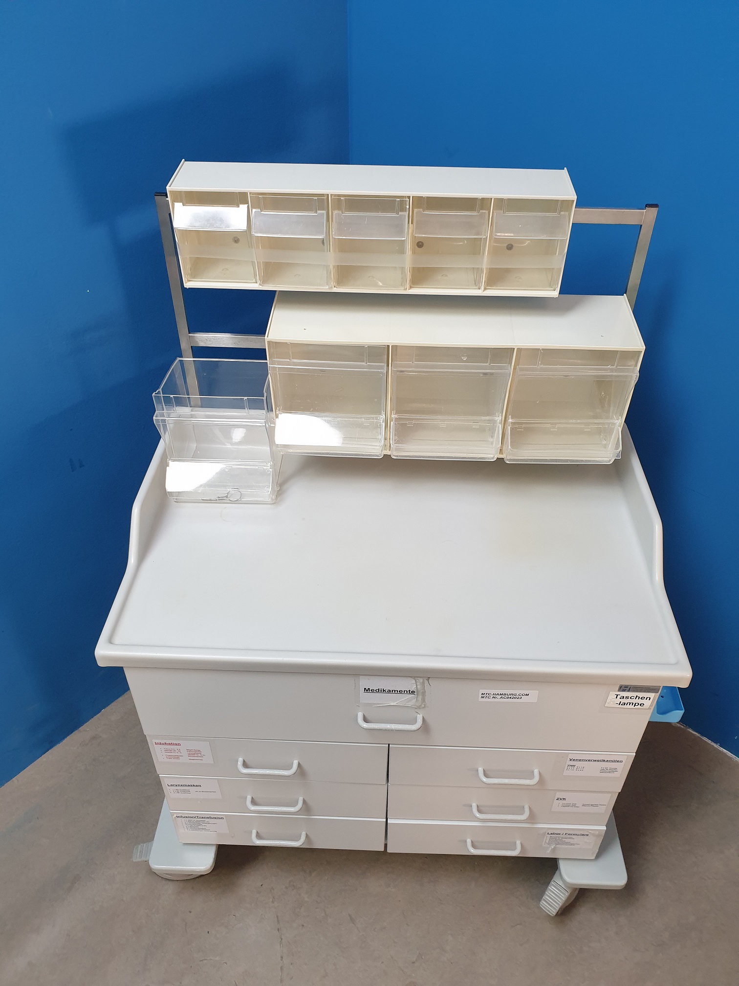 Maquet , Arztschrank Verbandsmittelwagen Medizinschrank – rollbar — image 1 of 3