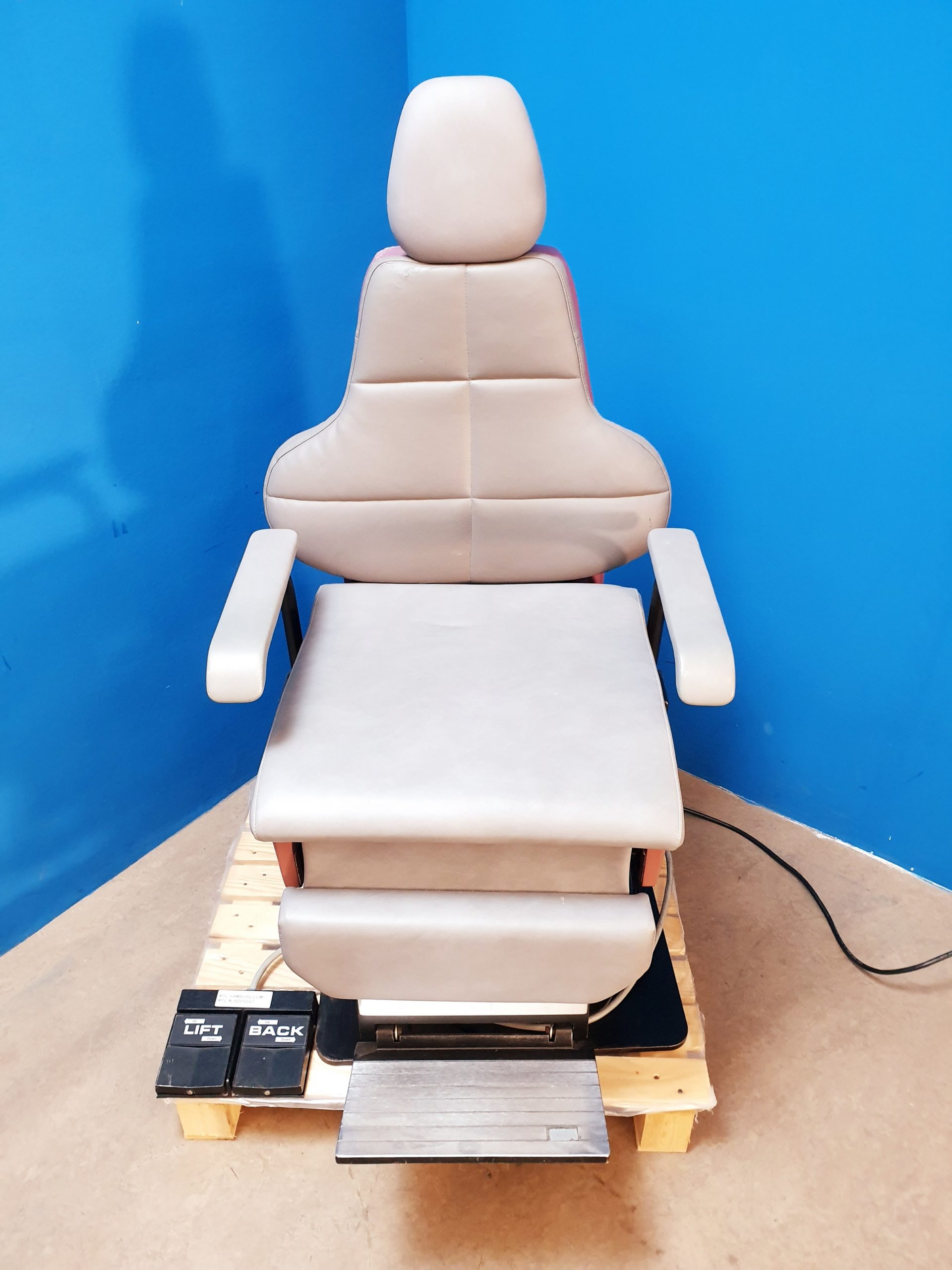 DMI 223 Behandlungsstuhl – Patientenstuhl – elektrisch — image 1 of 10