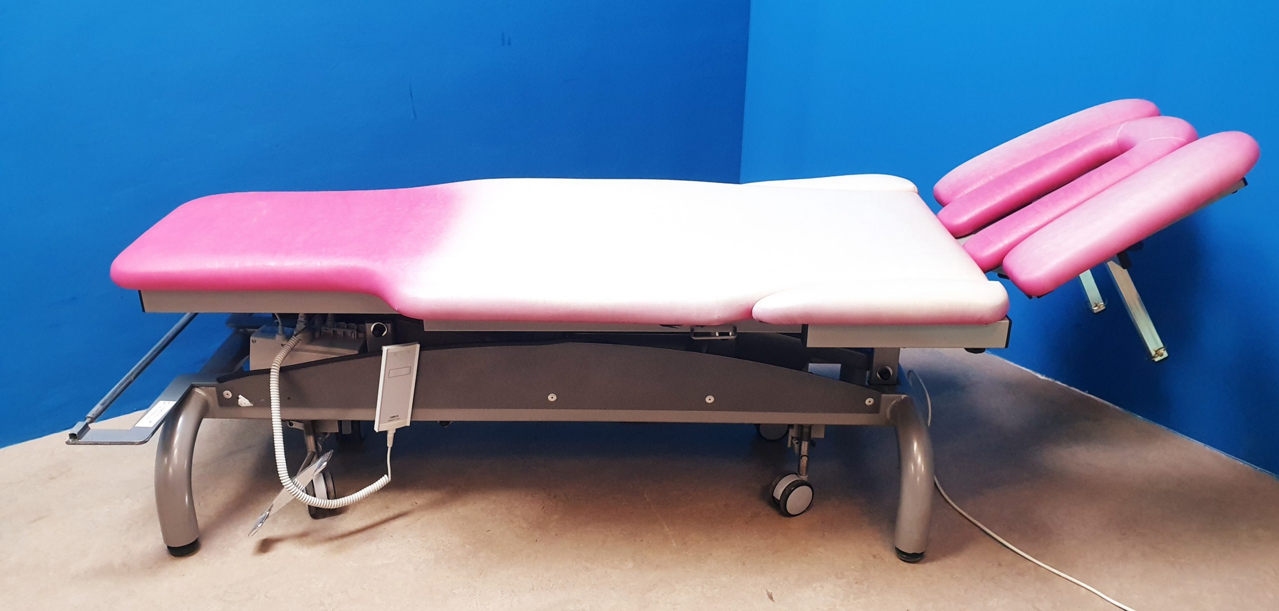 Behandlungsliege Massageliege Therapieliege Elektrisch verstellbar — image 1 of 10
