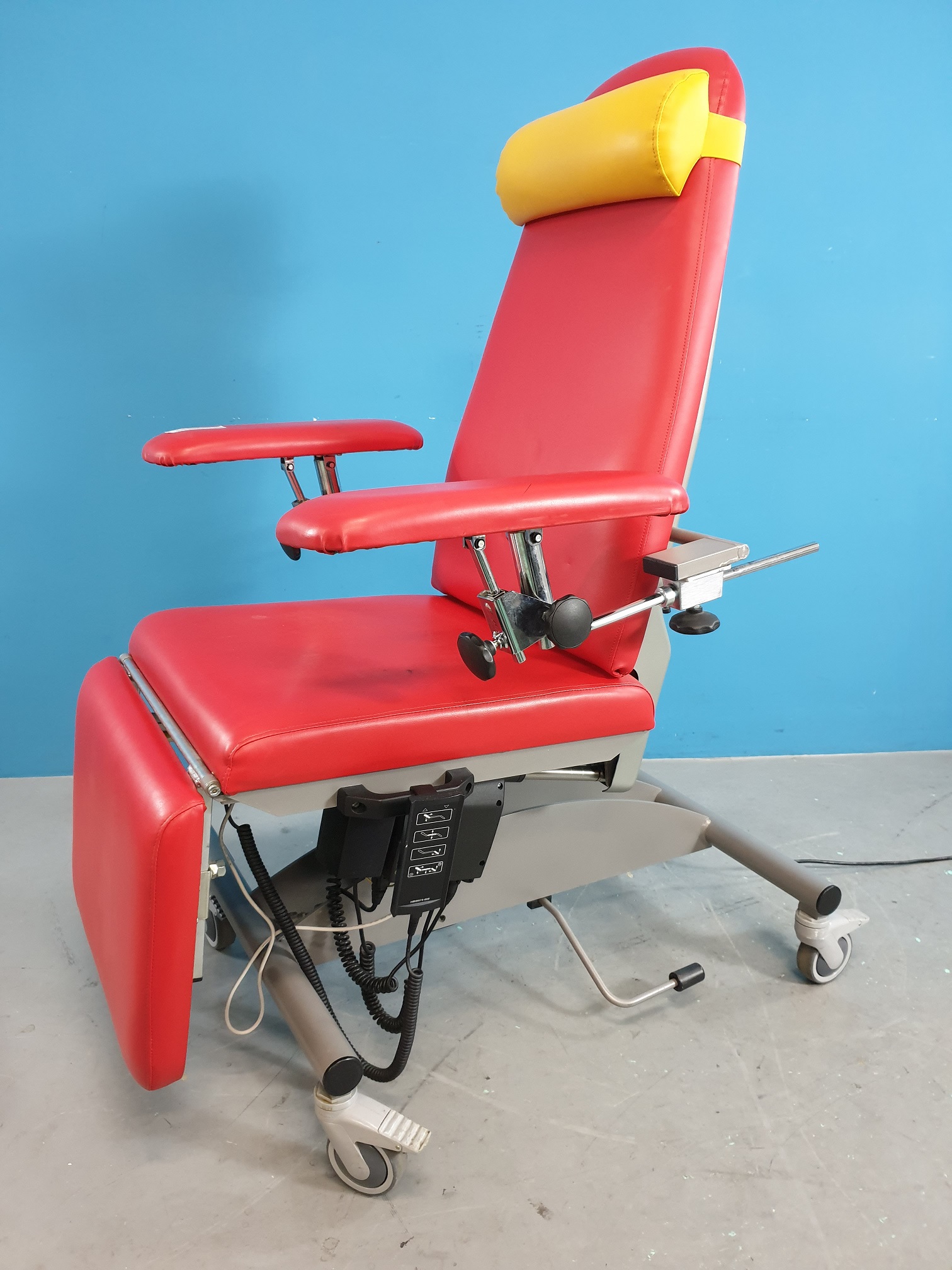 Patientenstuhl – Liegenstuhl- mit Handhalter Fahrbar // — image 1 of 4