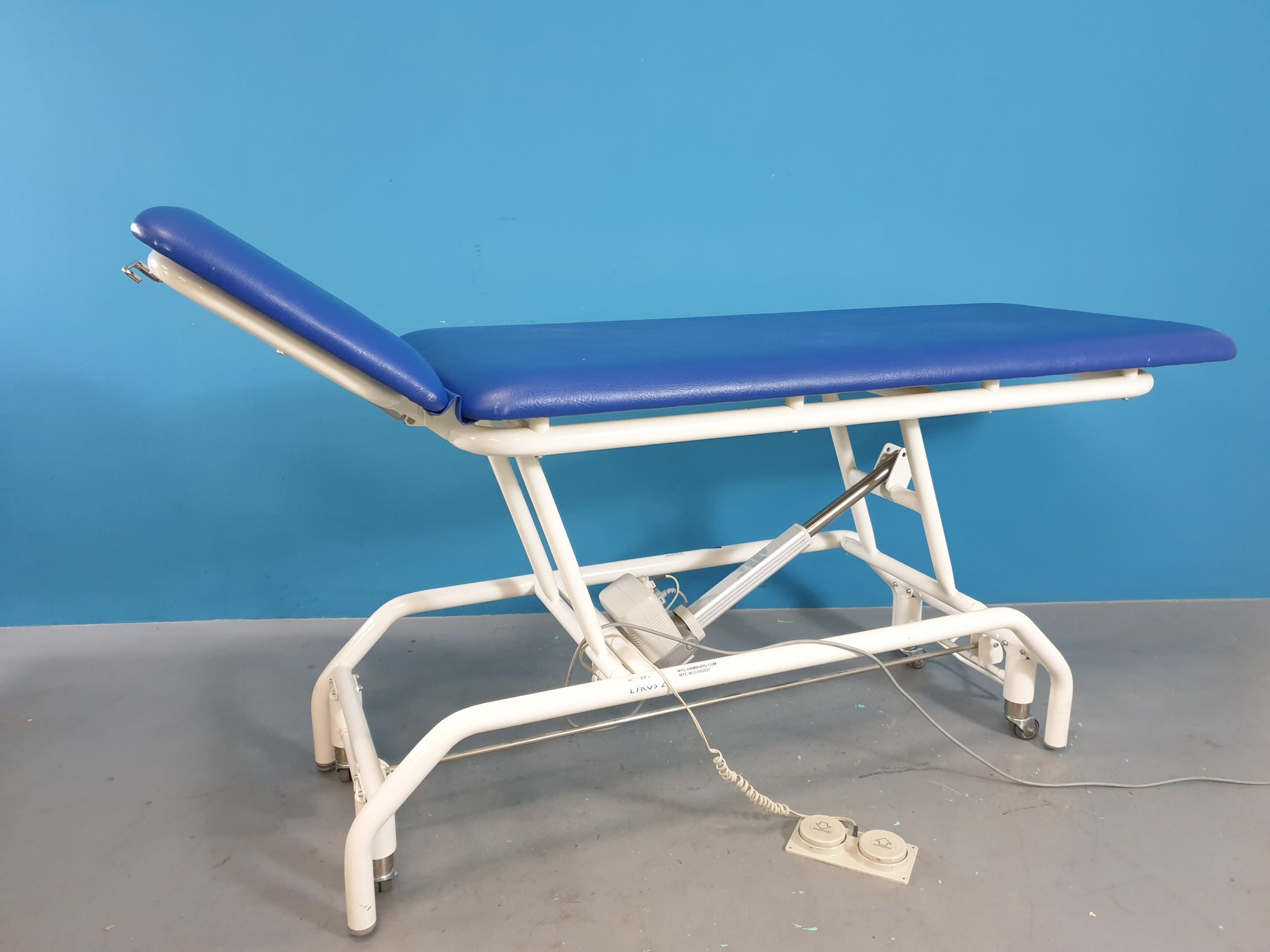 Lykos 2 Therapieliege, Massageliege, Praxisliege elektrisch — image 1 of 8