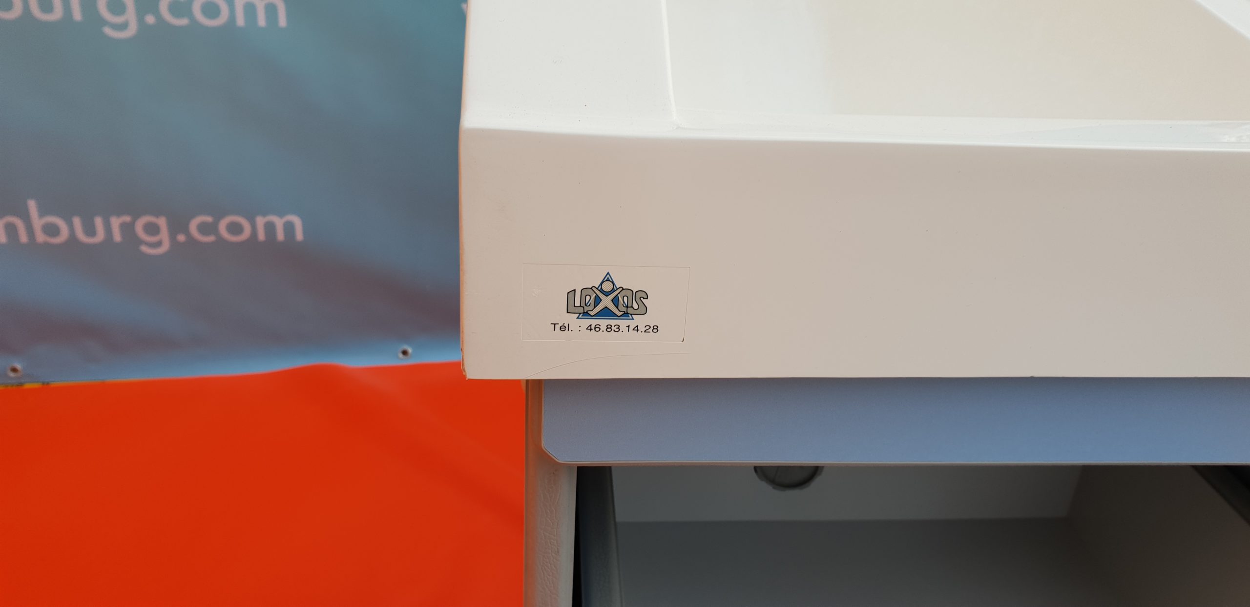 Maximat Säuglingspflegekombination für die Klinikeinrichtung . Eine Wickelkommodeumrahmt von einem Handwaschbecken und einer ergonomischen Badewanne — image 1 of 2