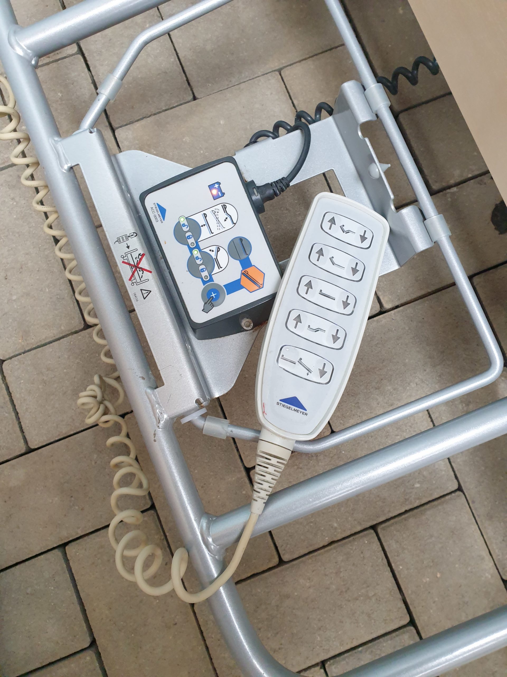 Stiegelmayer SETA EM4 GSG Krankenhausbett – Elektrisch mit Bedienteil und Fernbedienung — image 1 of 5