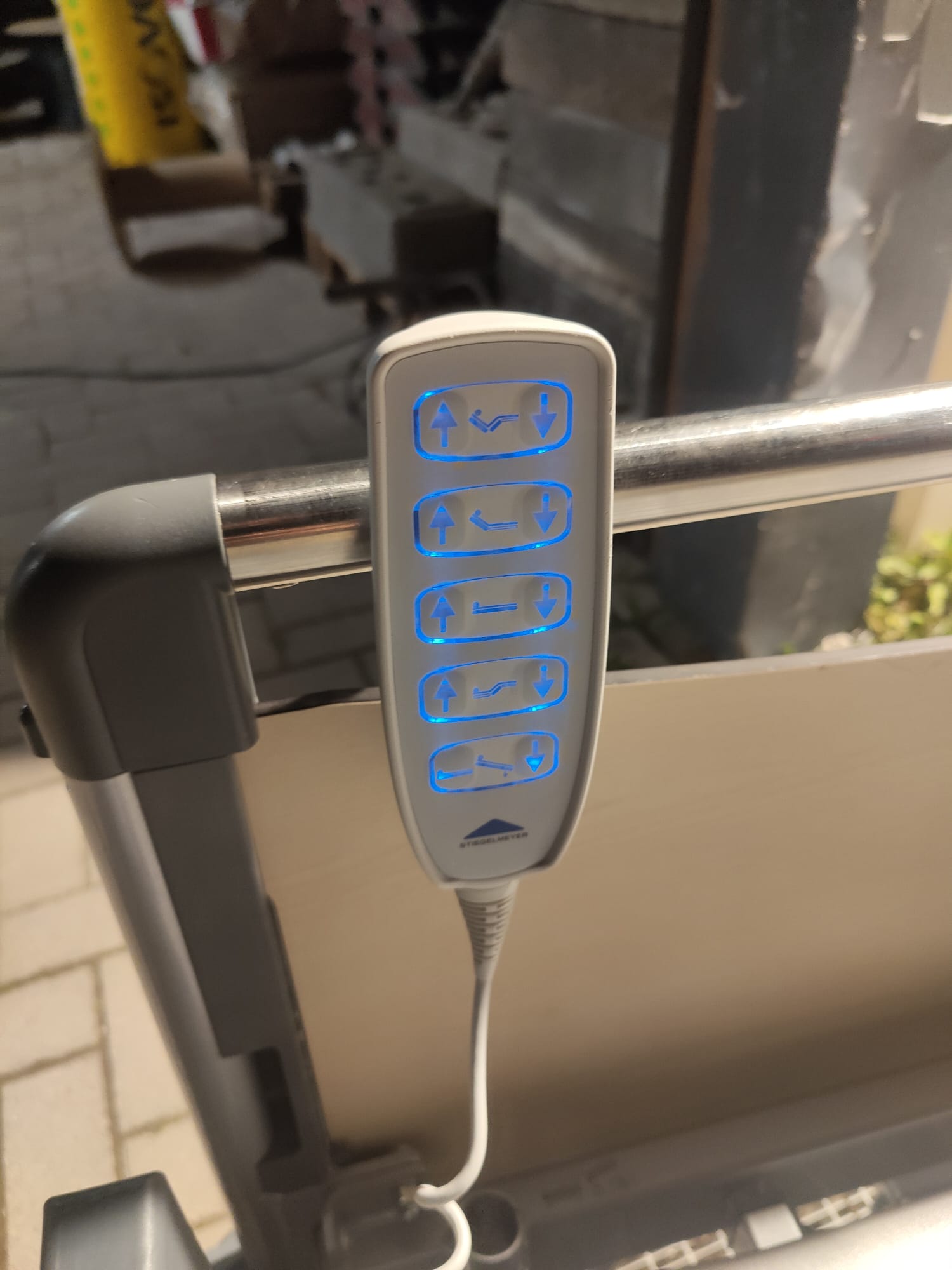Stiegelmayer SETA EM4 GSG Krankenhausbett – Elektrisch mit Bedienteil und Fernbedienung thumbnail 5