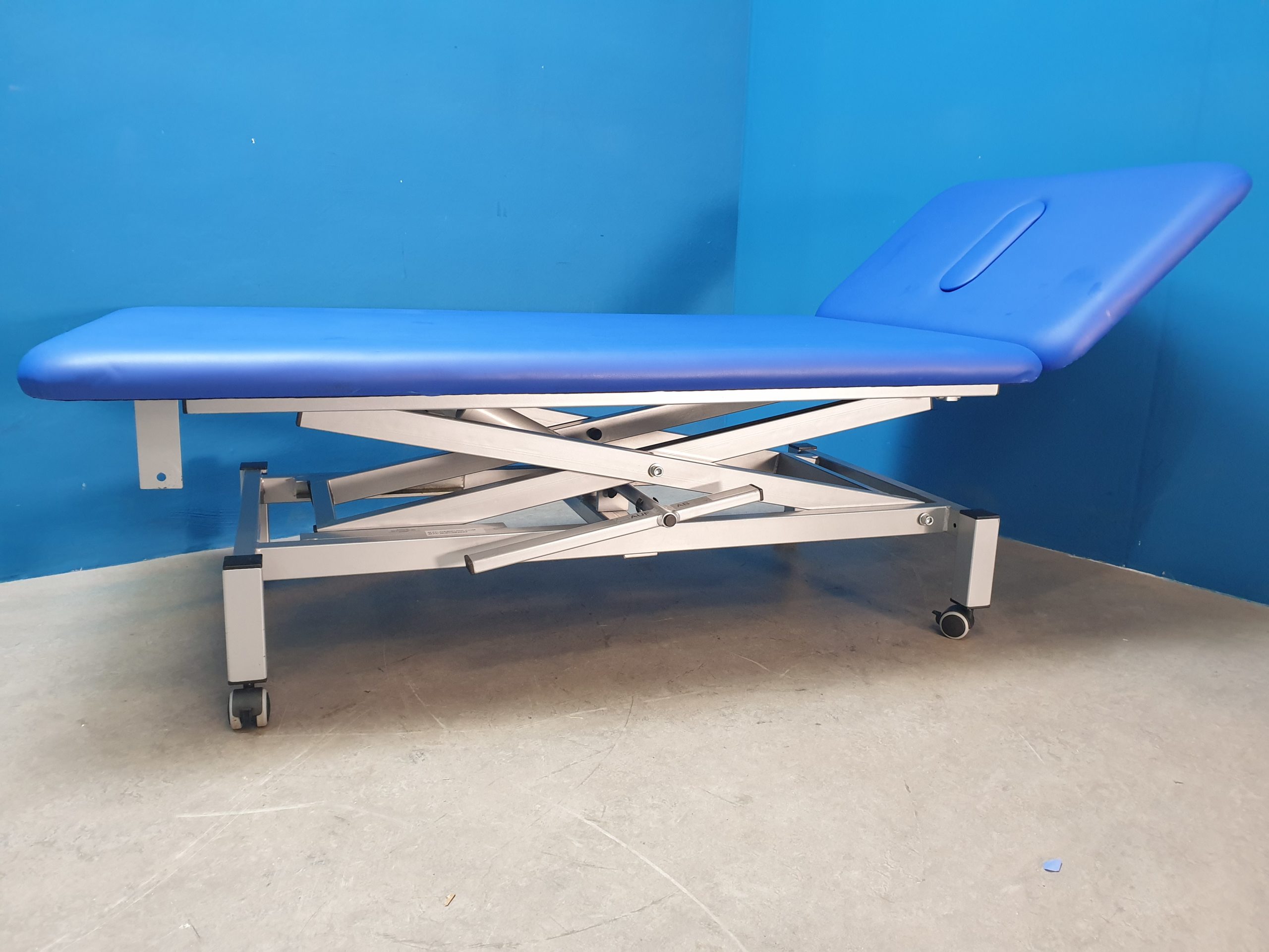 Behandlungsliege Hochverstellbar Kopfteil Polsterung Ohne beschädigung — image 1 of 7