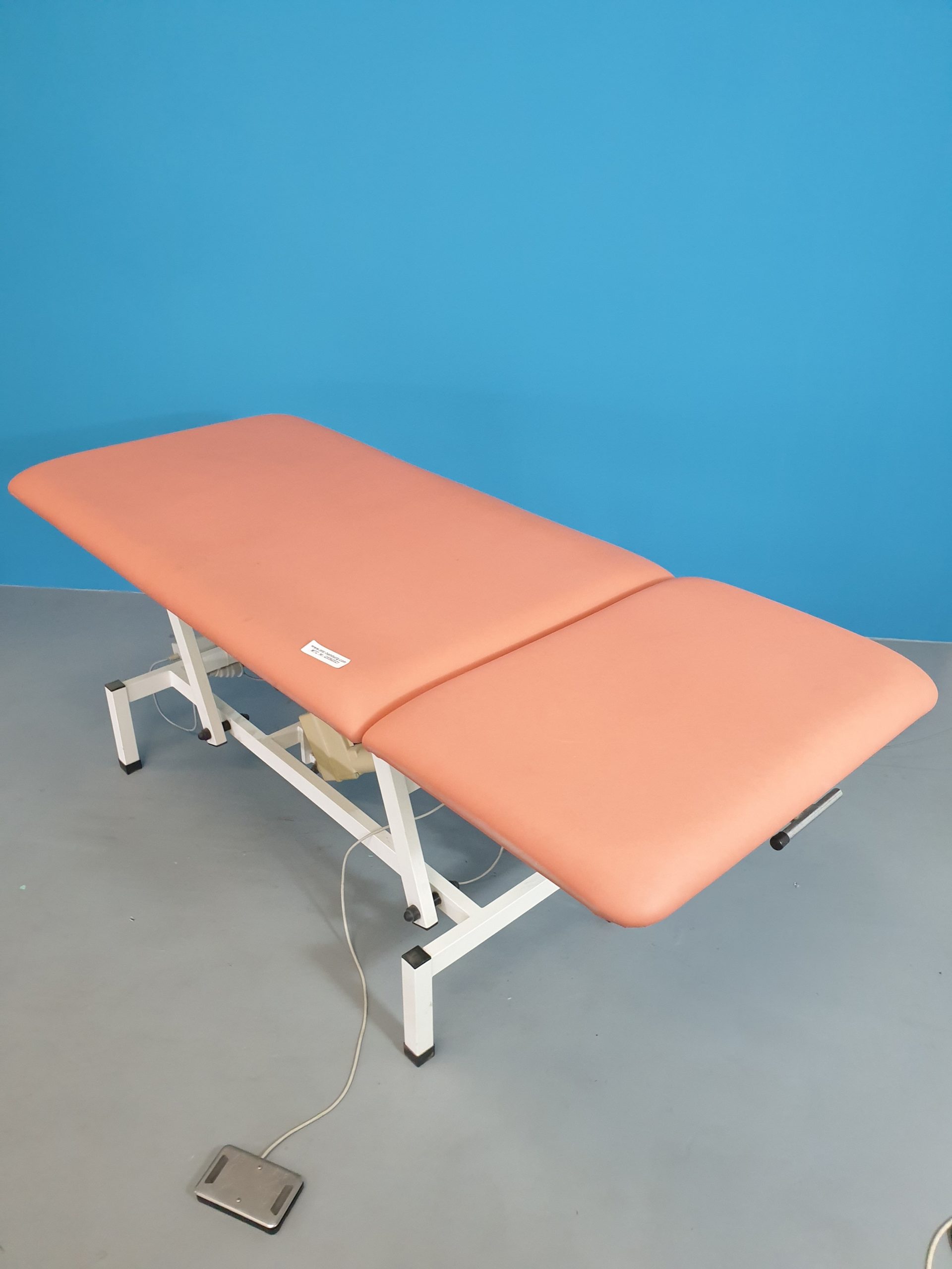 Untersuchungsliege- Liege – Massageliege Therapieliege – Massageliege elektrisch verstellbar — image 1 of 5