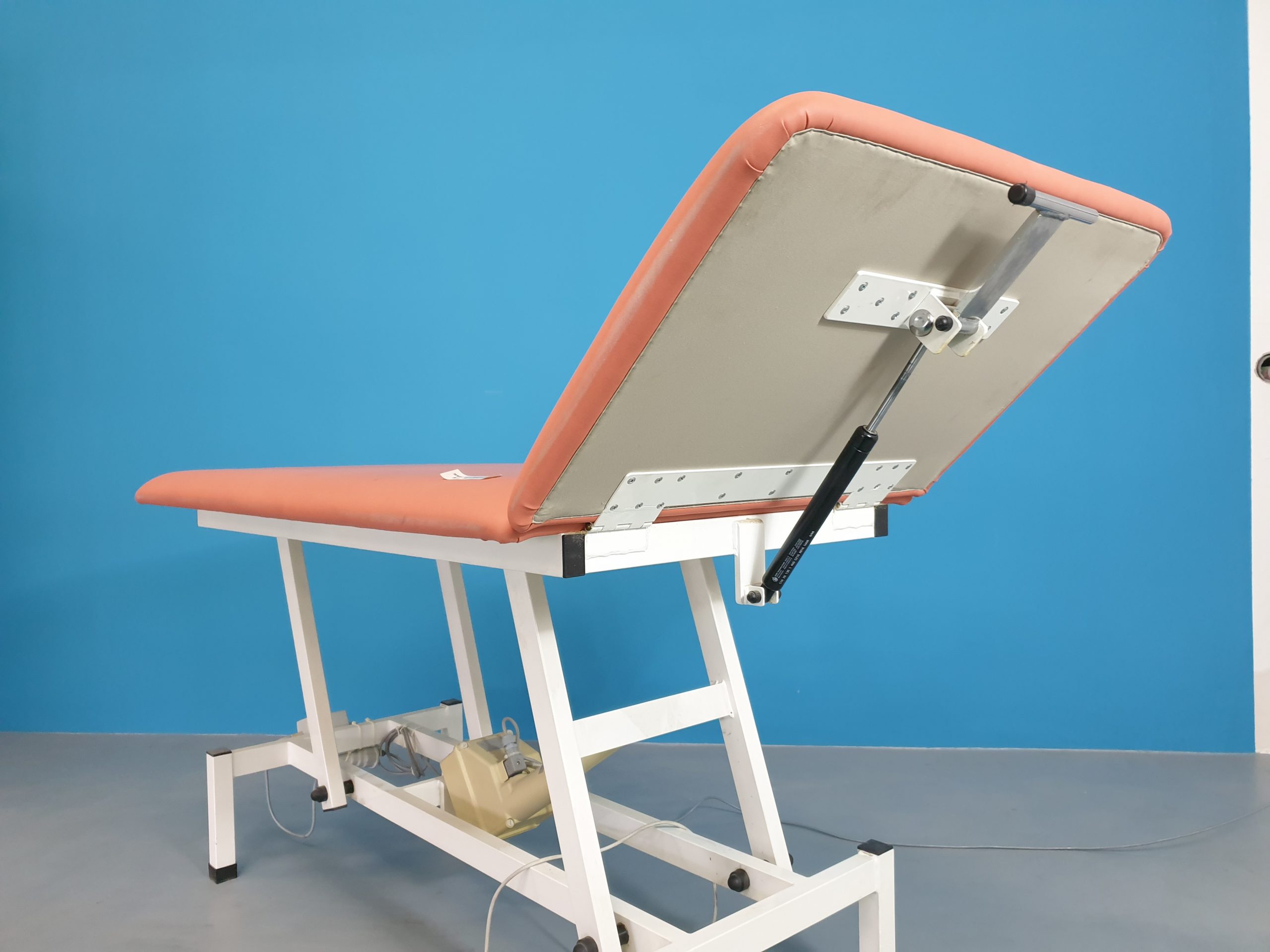 Untersuchungsliege- Liege – Massageliege Therapieliege – Massageliege elektrisch verstellbar thumbnail 4