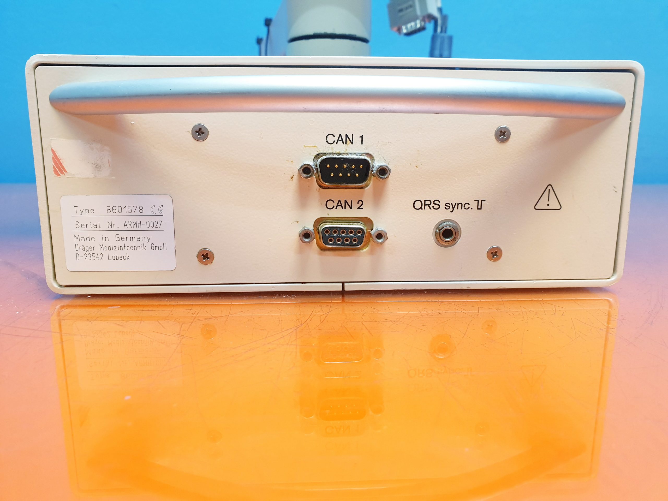 Dräger Draeger PM 8060 Vitara Monitor Patientenmonitor mit Tragearm — image 1 of 3