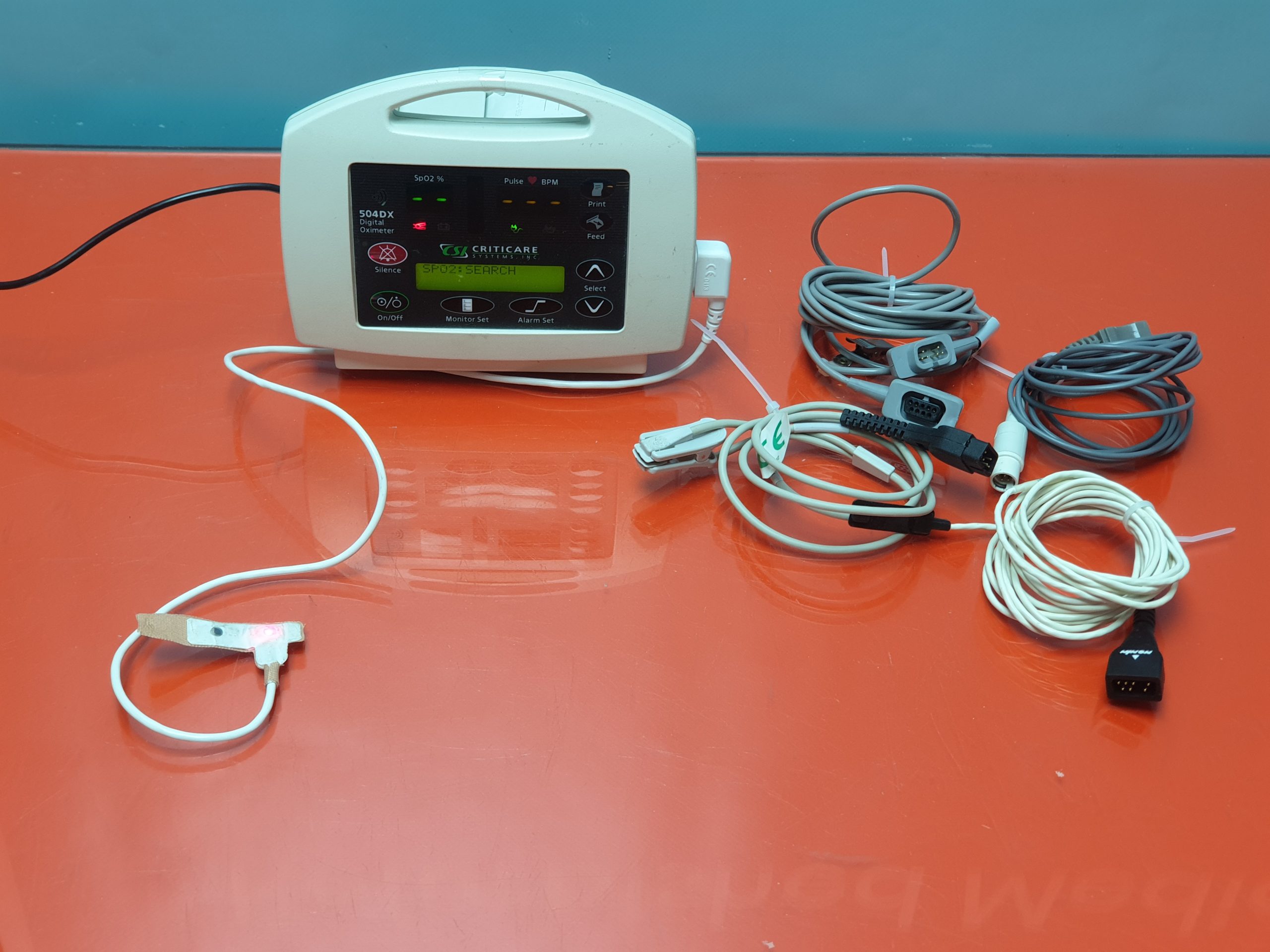 Criticare 504DX Oximeter // Oxymeter mit Fingersensor und Netzteil — image 1 of 6