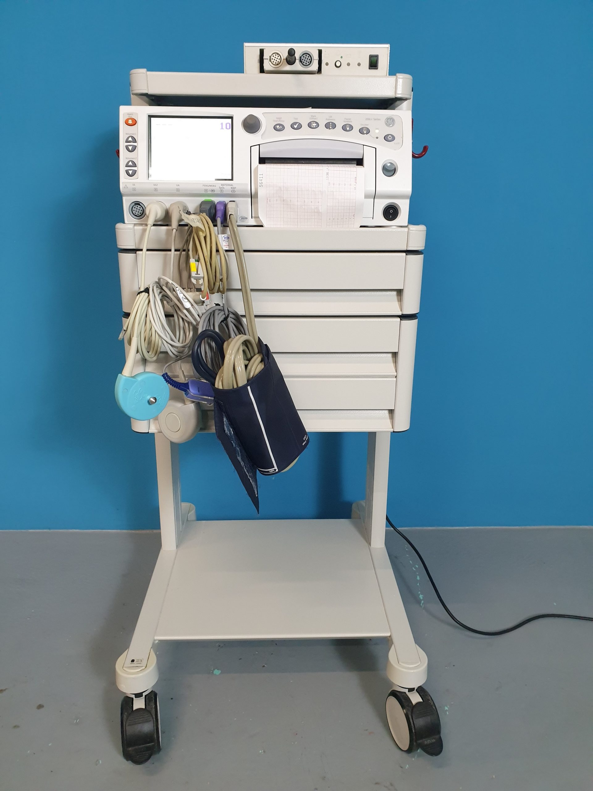 GE Corometrics 250CX Series Fetal // Mutter Monitor mit Zubehör — image 1 of 8