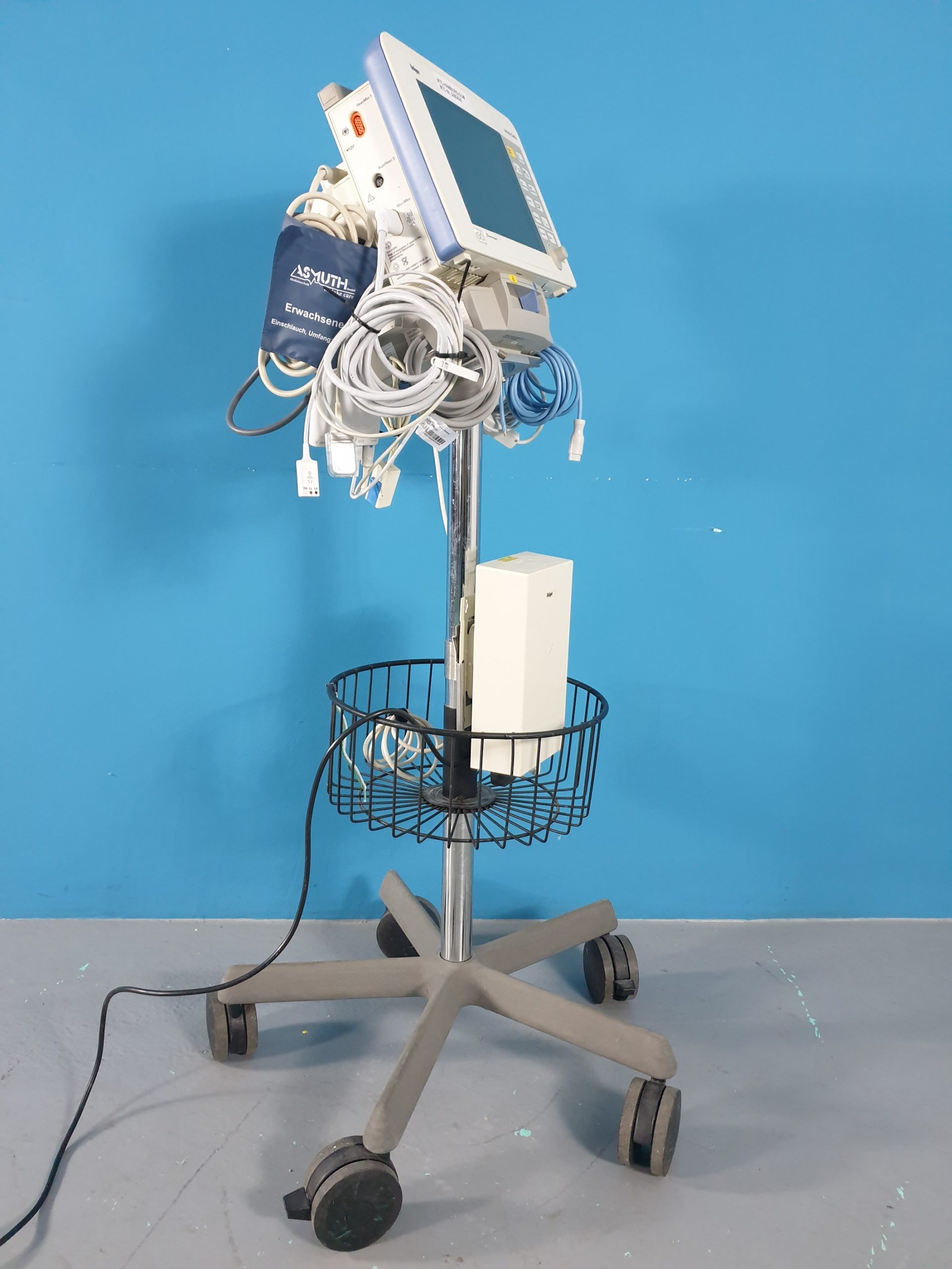 Dräger , Draeger Patientenmonitor Infinity Delta mit Dockingstation, Netzteil und Zubehör auf Farbarem Gestell thumbnail 3