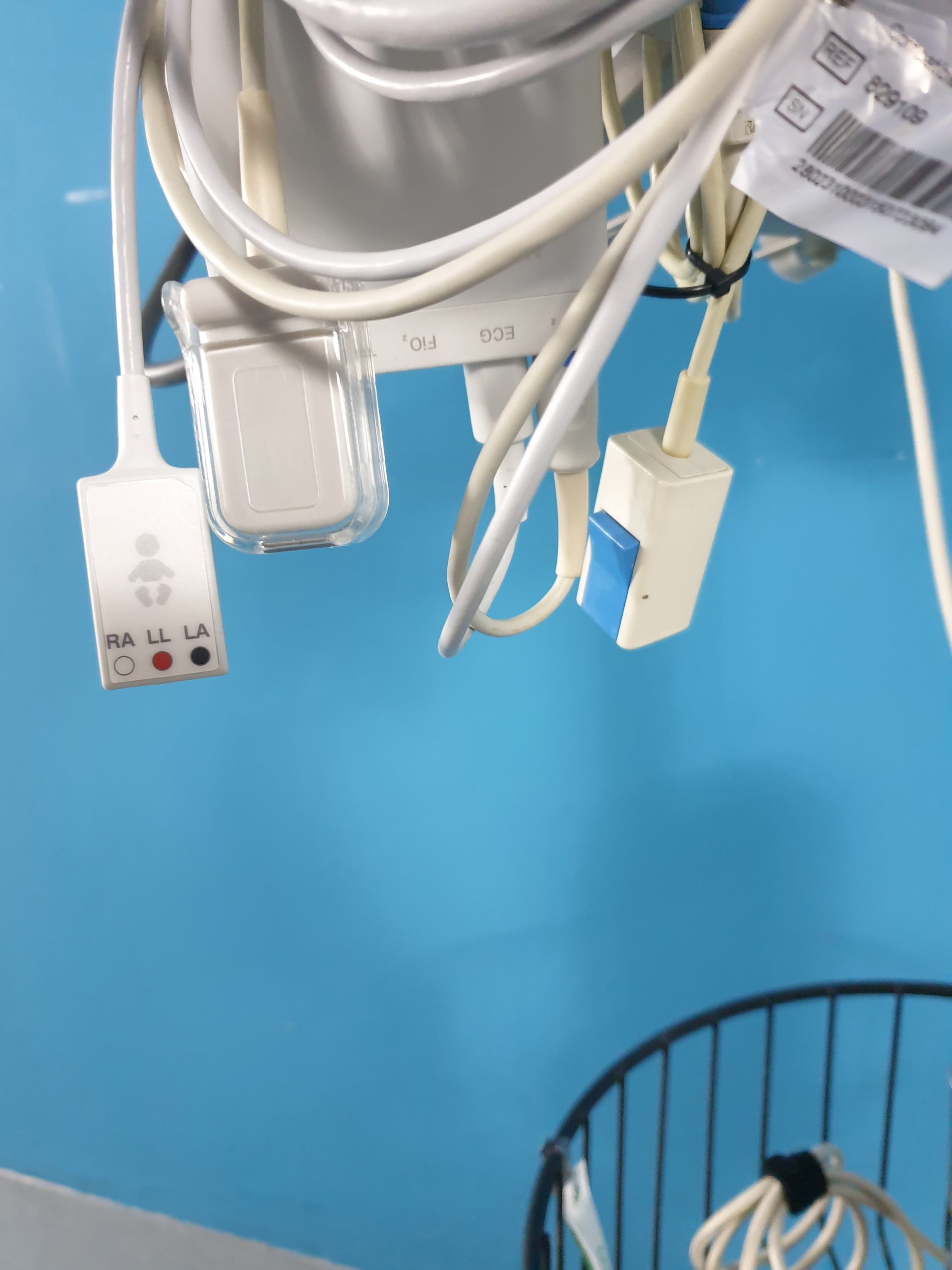 Dräger , Draeger Patientenmonitor Infinity Delta mit Dockingstation, Netzteil und Zubehör auf Farbarem Gestell thumbnail 5