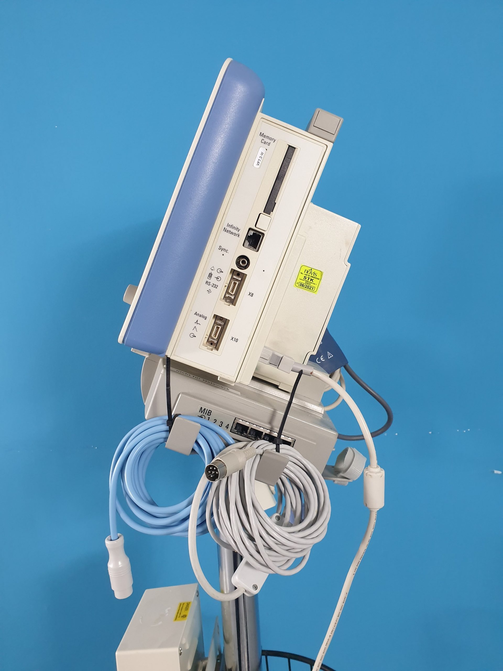 Dräger , Draeger Patientenmonitor Infinity Delta mit Dockingstation, Netzteil und Zubehör auf Farbarem Gestell thumbnail 7