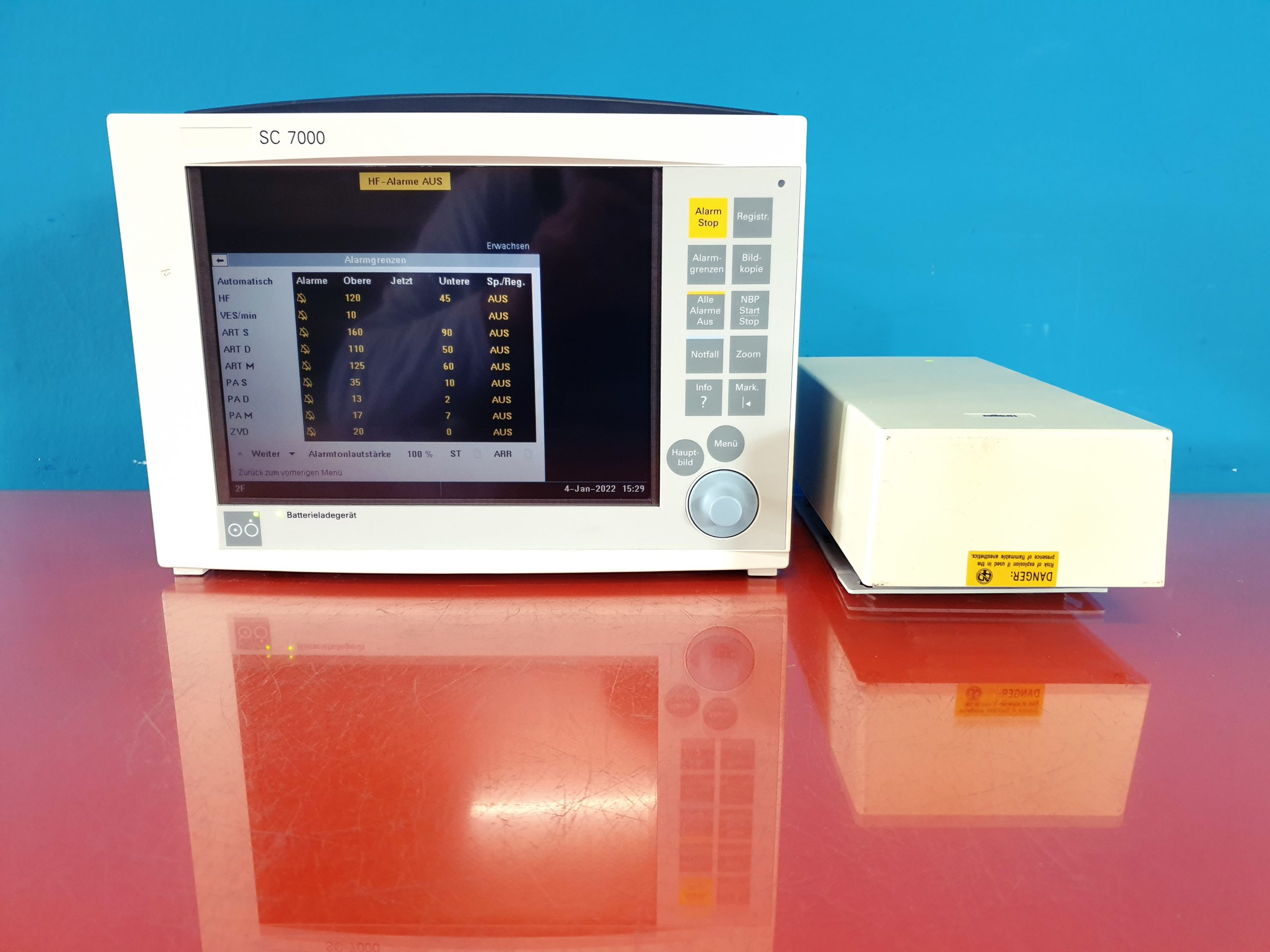 Siemens SC7000 // SC 7000 Patientenmonitor, Überwachungsmonitor — image 1 of 6