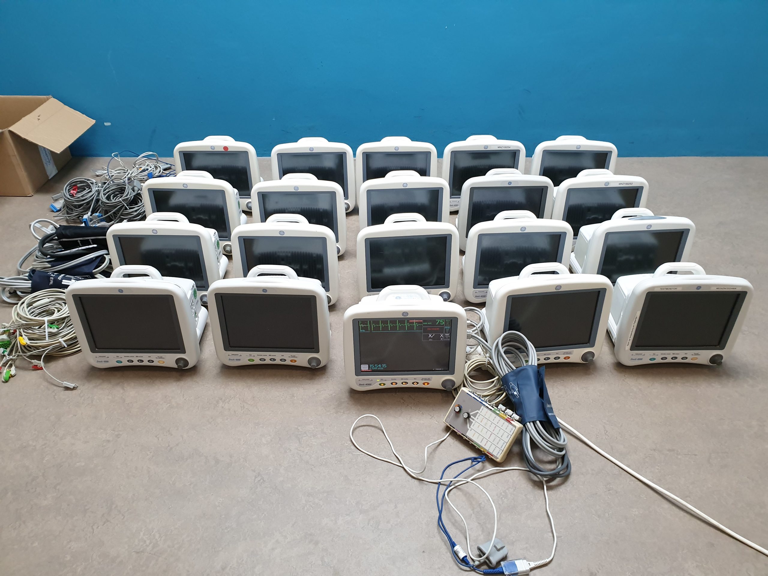 GE Dash 4000 Patientenüberwachungsmonitor // Überwachungsmonitor mit SpO2, NiBp und EKG — image 1 of 5