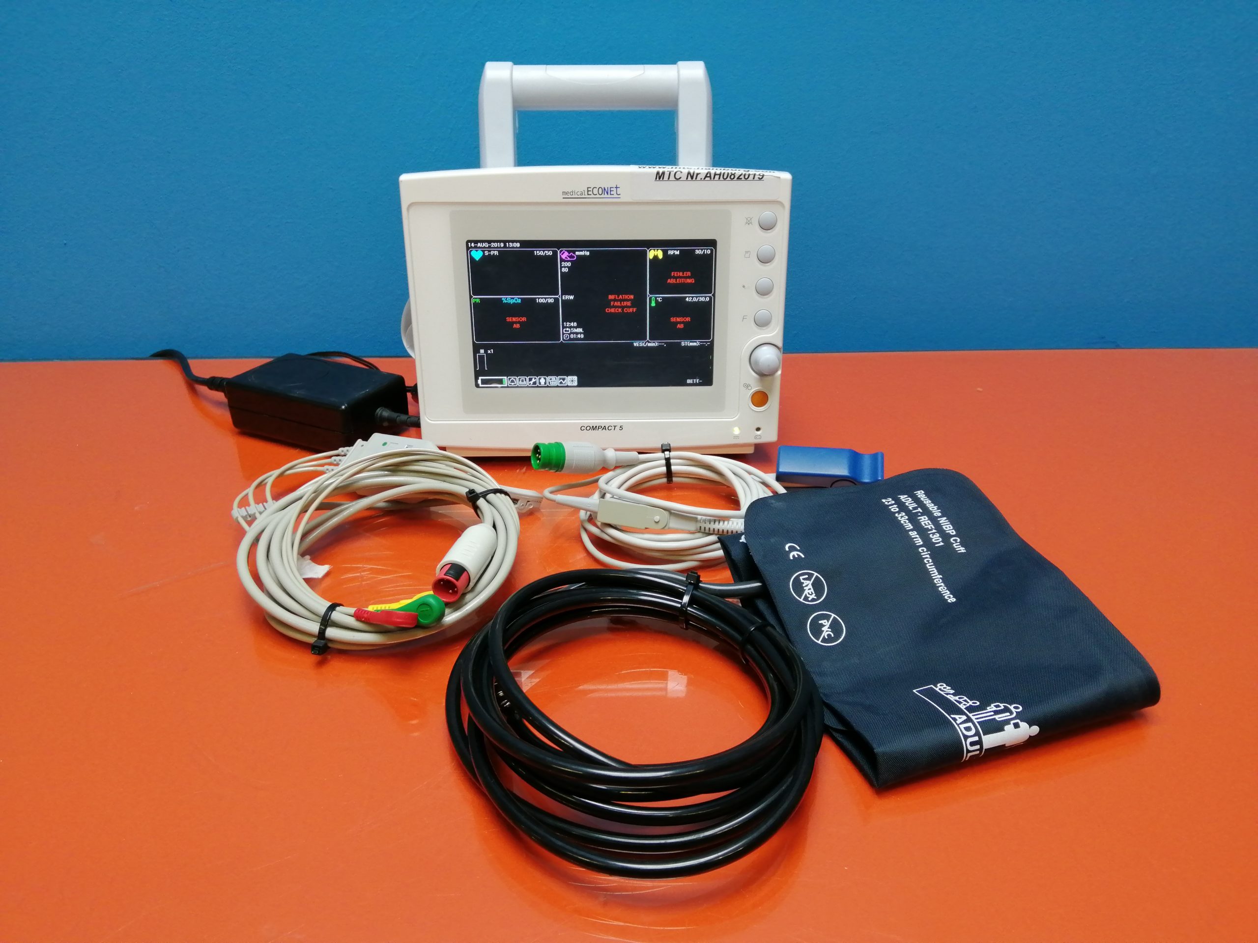 medical ECONET Compact 5 Tragbarer Patientenmonitor / Überwachungsmonitor mit Zubehör — image 1 of 8