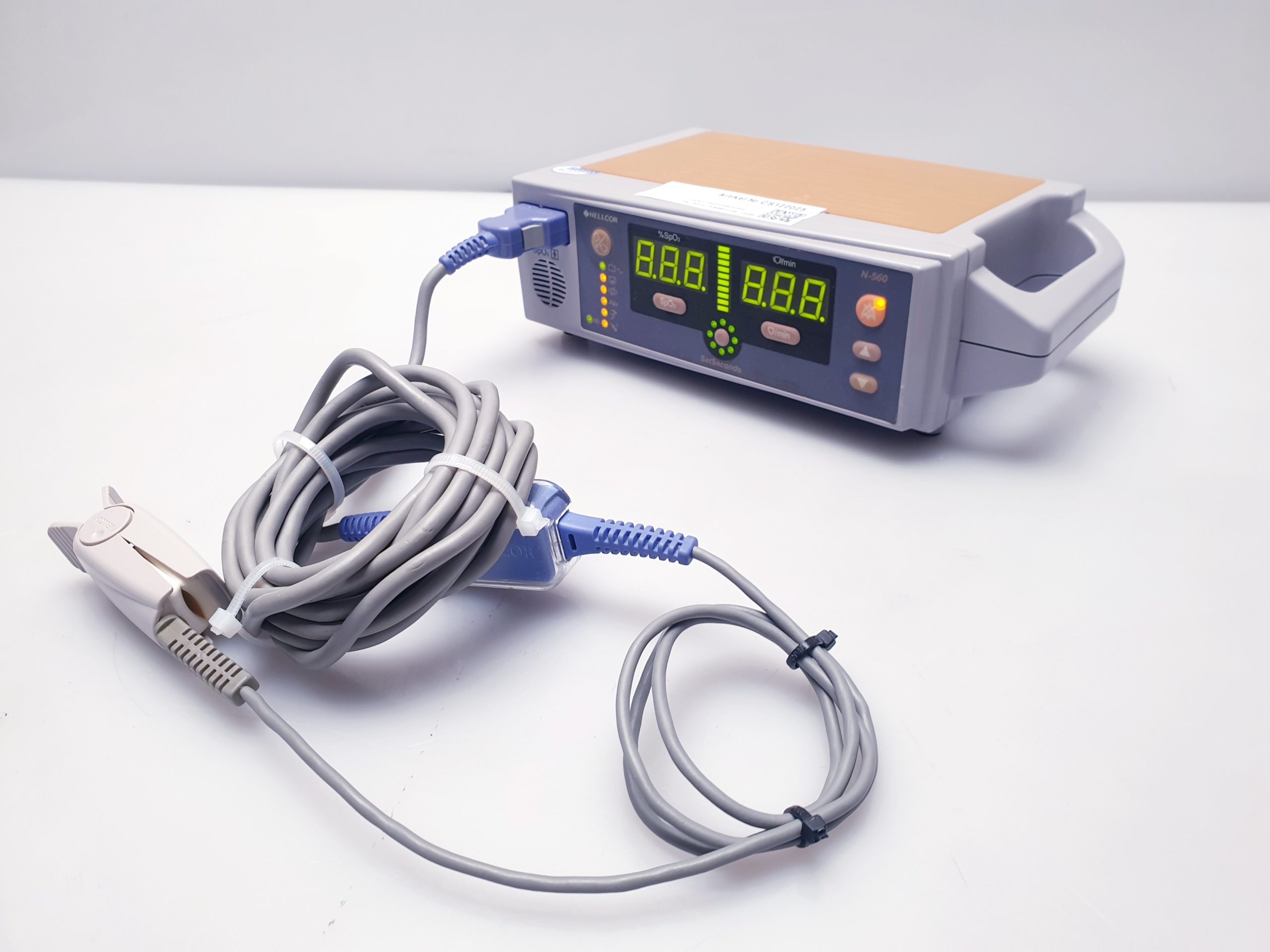 Nellcor N-560 N560 SpO2 Pulse Oximeter Oxymeter mit Fingersensor – — image 1 of 9
