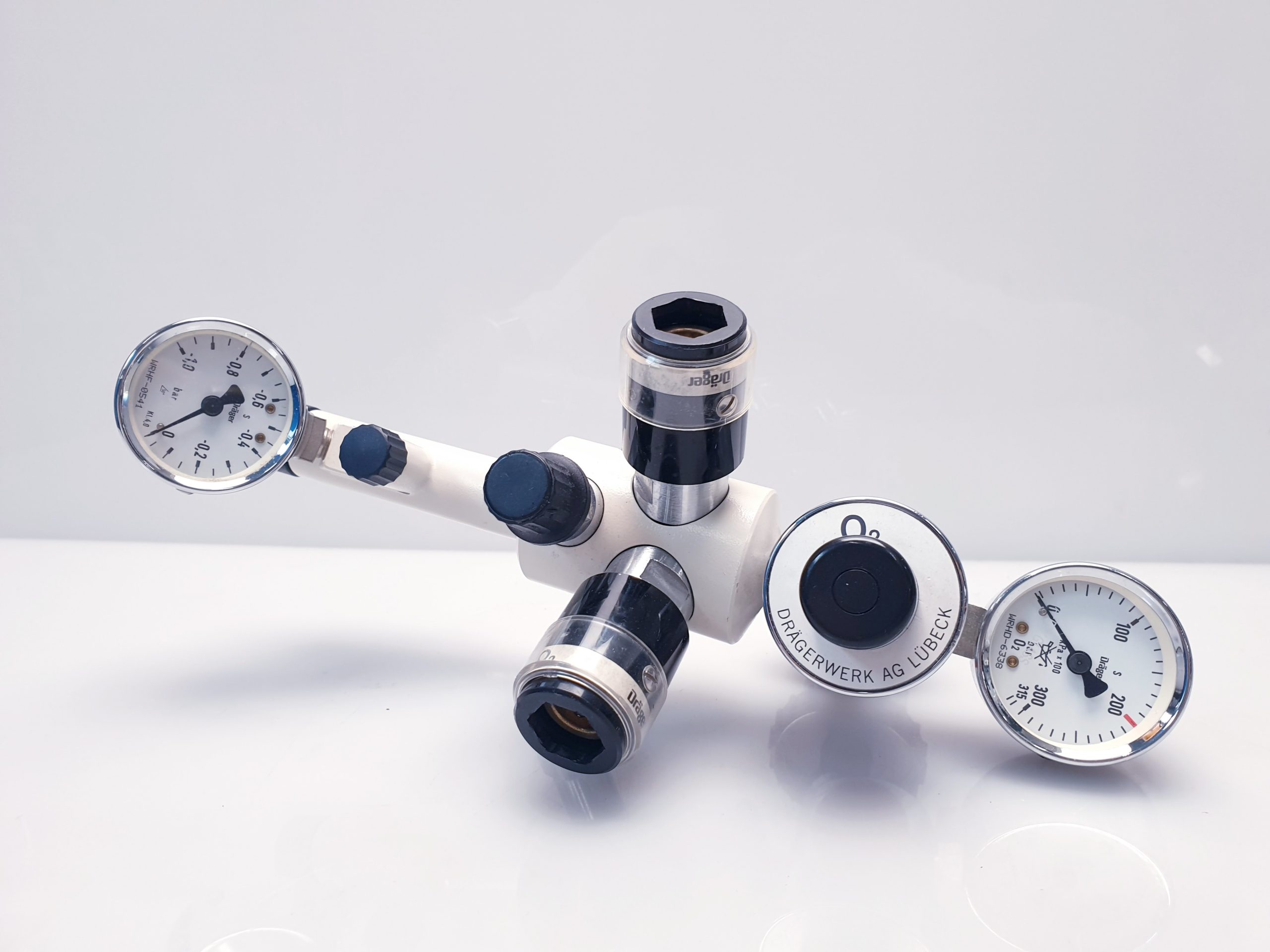 Dräger Druckminderer mit 02 Anschlüsse — image 1 of 9