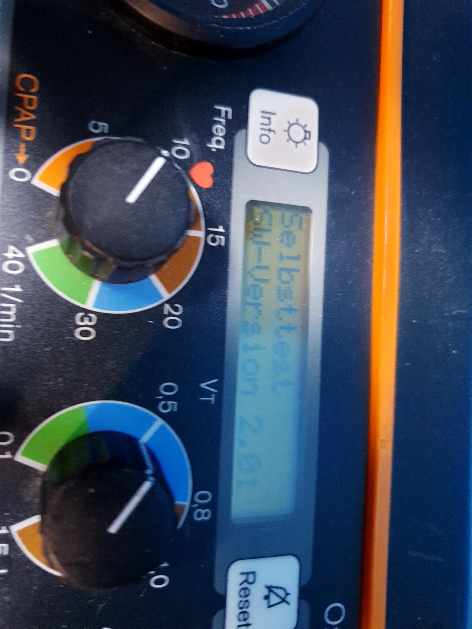 Draeger-Dräger Oxylog 2000 Notfallbeatmungsgerät – auf Fahrbarem Gestell thumbnail 3