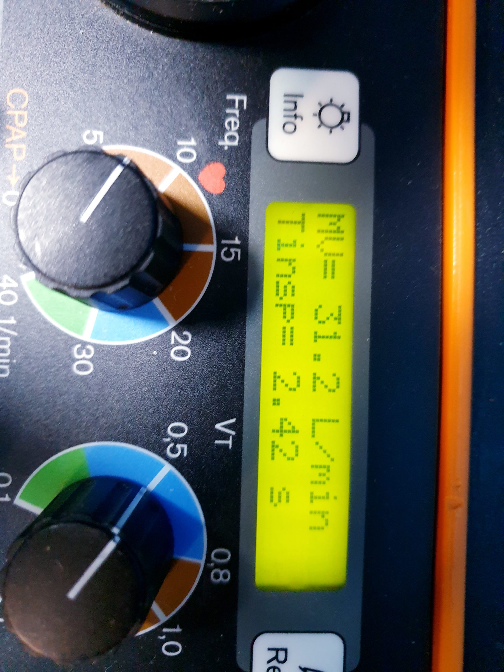 Draeger-Dräger Oxylog 2000 Notfallbeatmungsgerät – auf Fahrbarem Gestell thumbnail 4