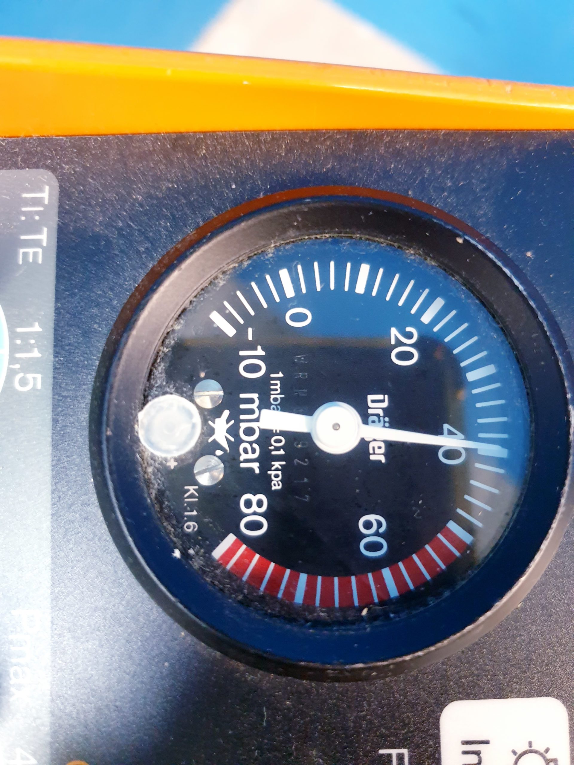 Draeger-Dräger Oxylog 2000 Notfallbeatmungsgerät – auf Fahrbarem Gestell thumbnail 8