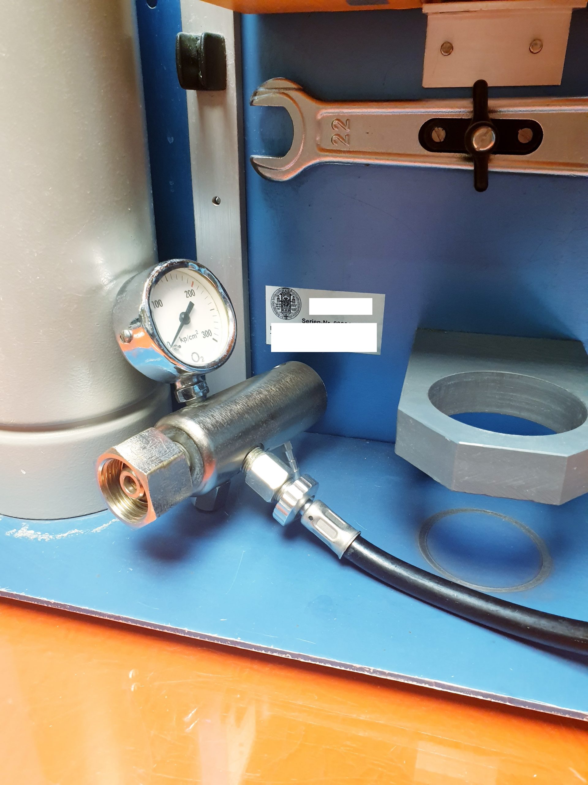 Dräger Draeger Oxylog 2000 Beatmungsgerät / Emergency Ventilator mit Manomter 2 — image 1 of 5