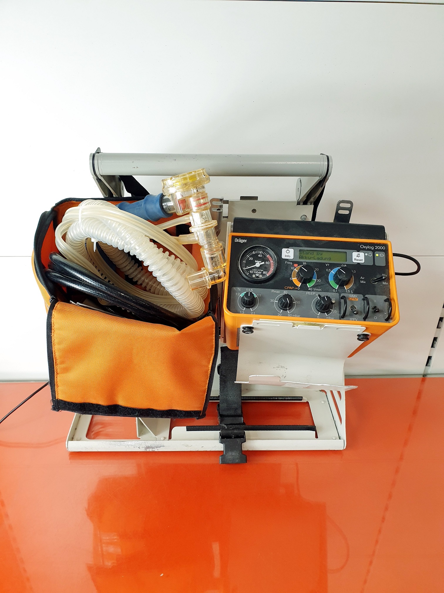 Dräger / Draeger Oxylog 2000 Beatmungsgerät / Emergency Ventilator KFZ-Halterung + Trageplatte + Flasche ….. — image 1 of 2