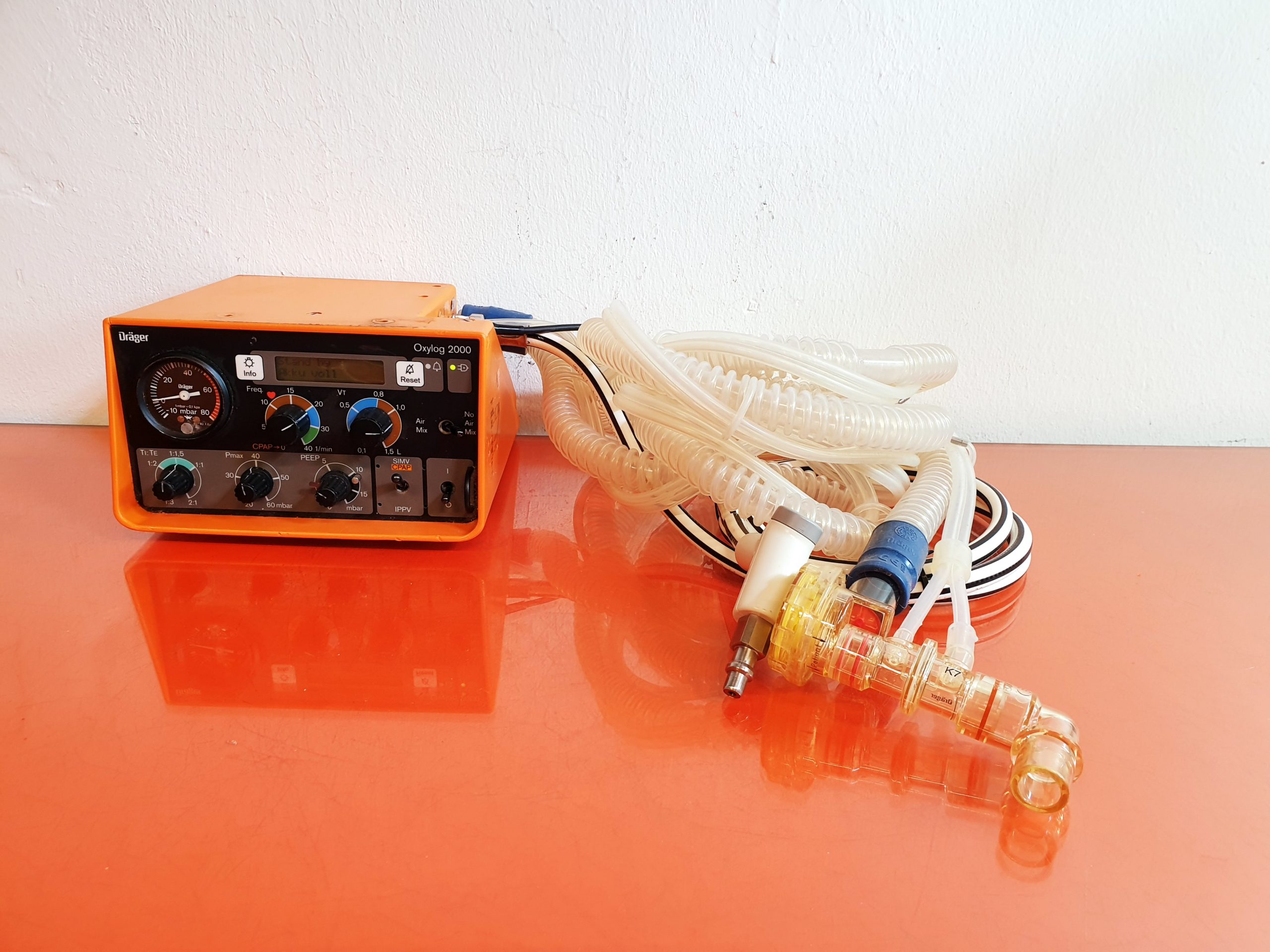 Dräger / Draeger Oxylog 2000 Beatmungsgerät / Emergency Ventilator mit Beatmungsschlauch — image 1 of 11